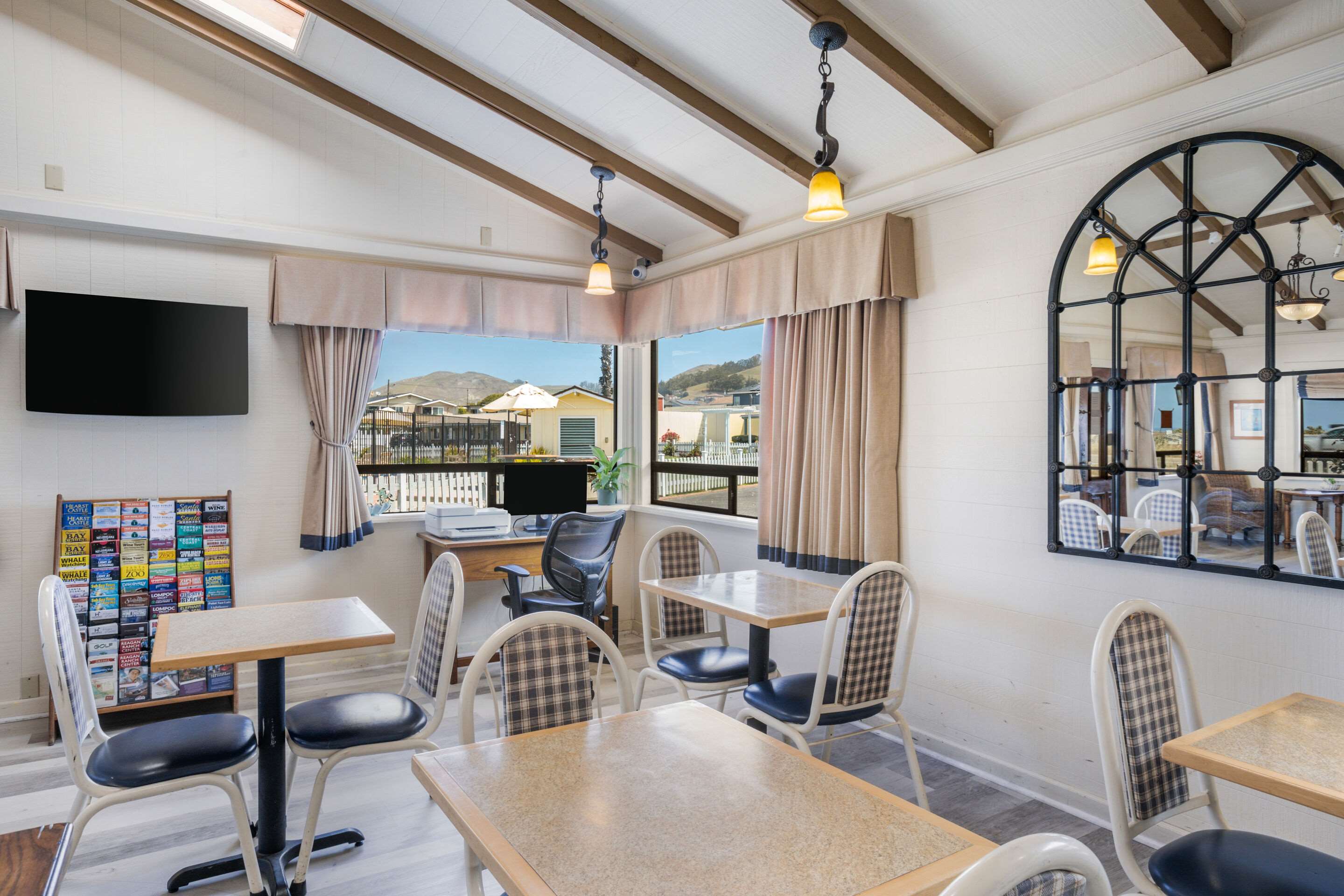 Enjoy breakfast in this seating area | Rodeway Inn at Morro Bay