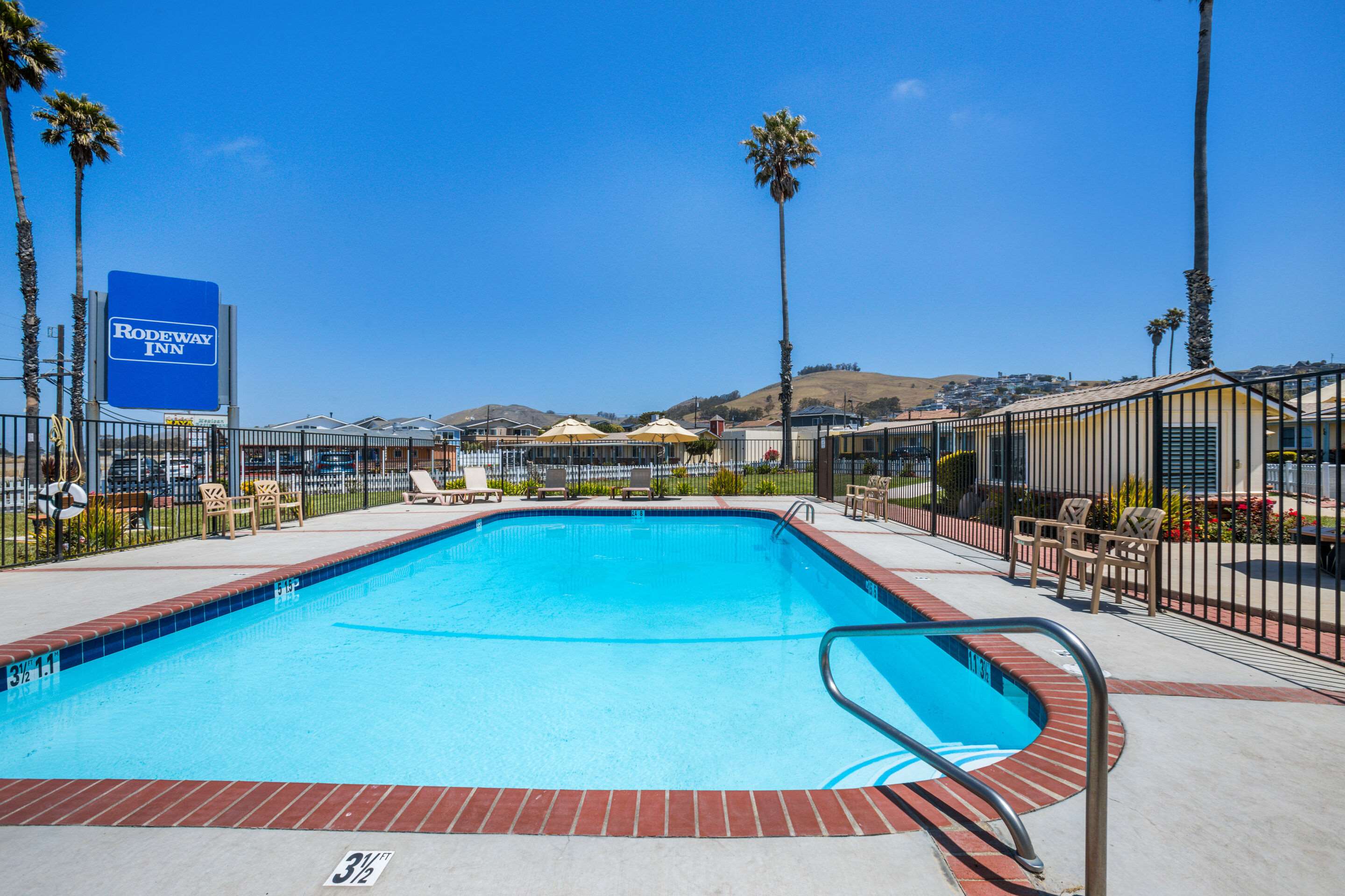 Outdoor pool | Rodeway Inn at Morro Bay