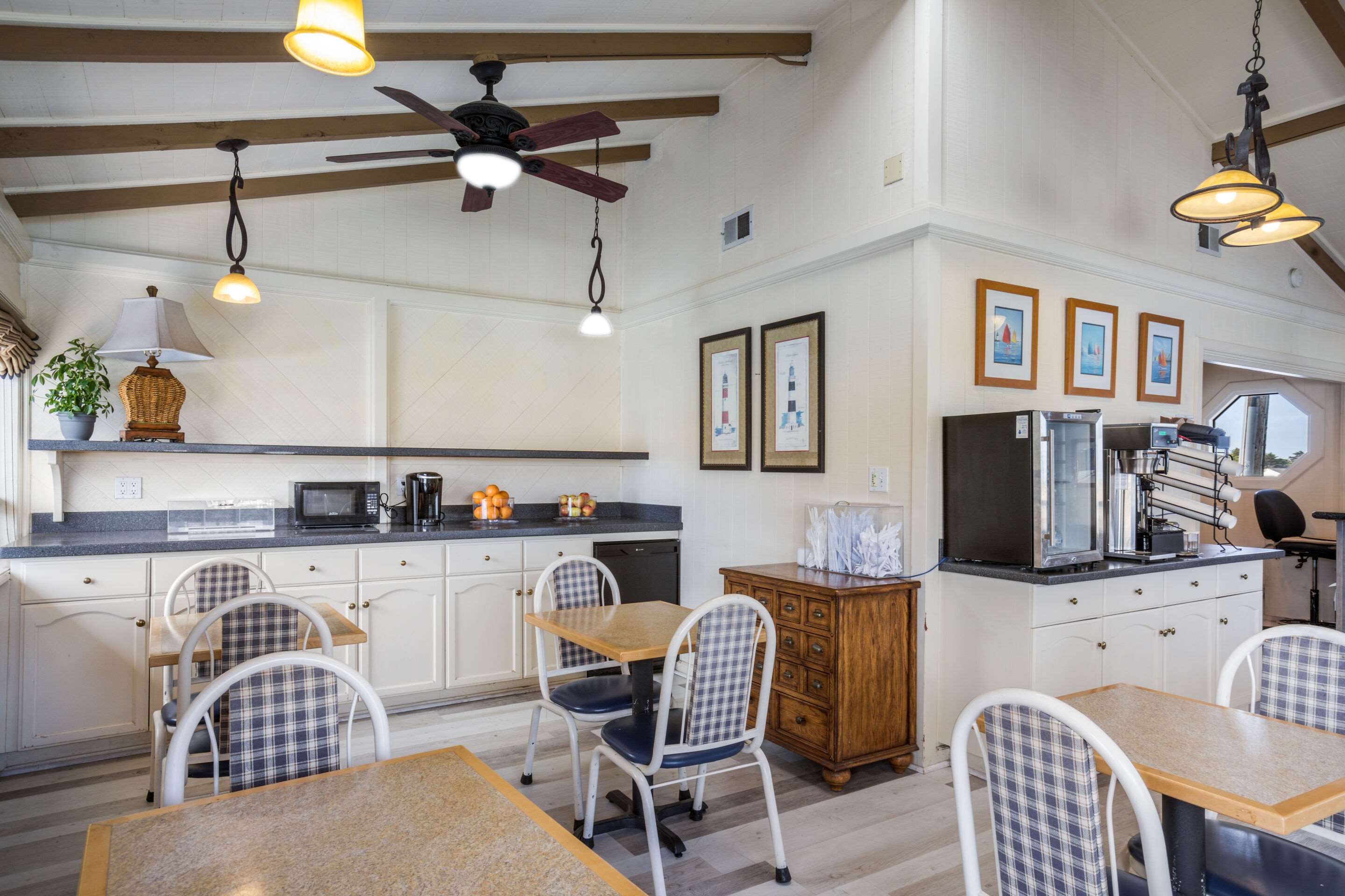 Enjoy breakfast in this seating area | Rodeway Inn at Morro Bay