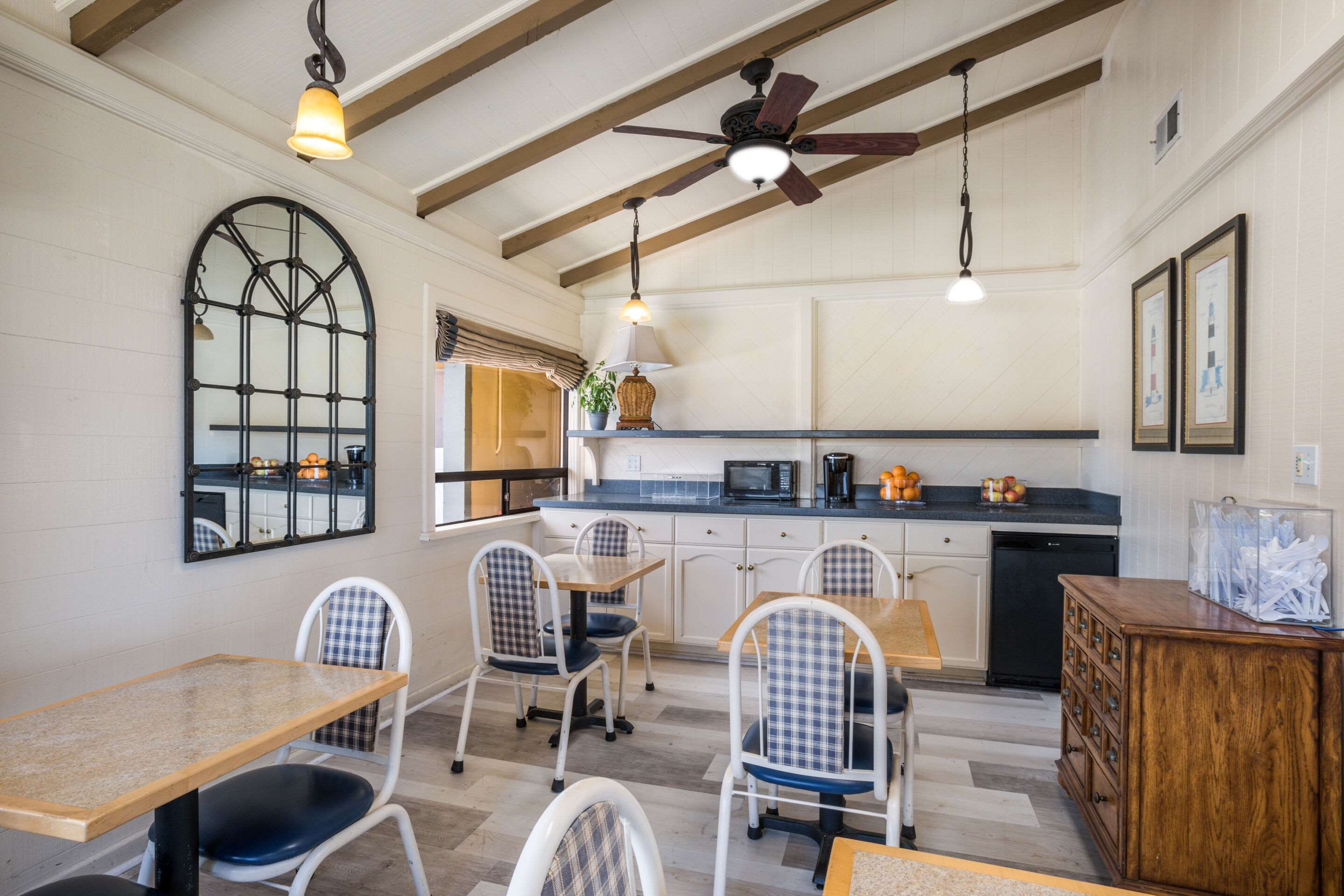 Enjoy breakfast in this seating area | Rodeway Inn at Morro Bay