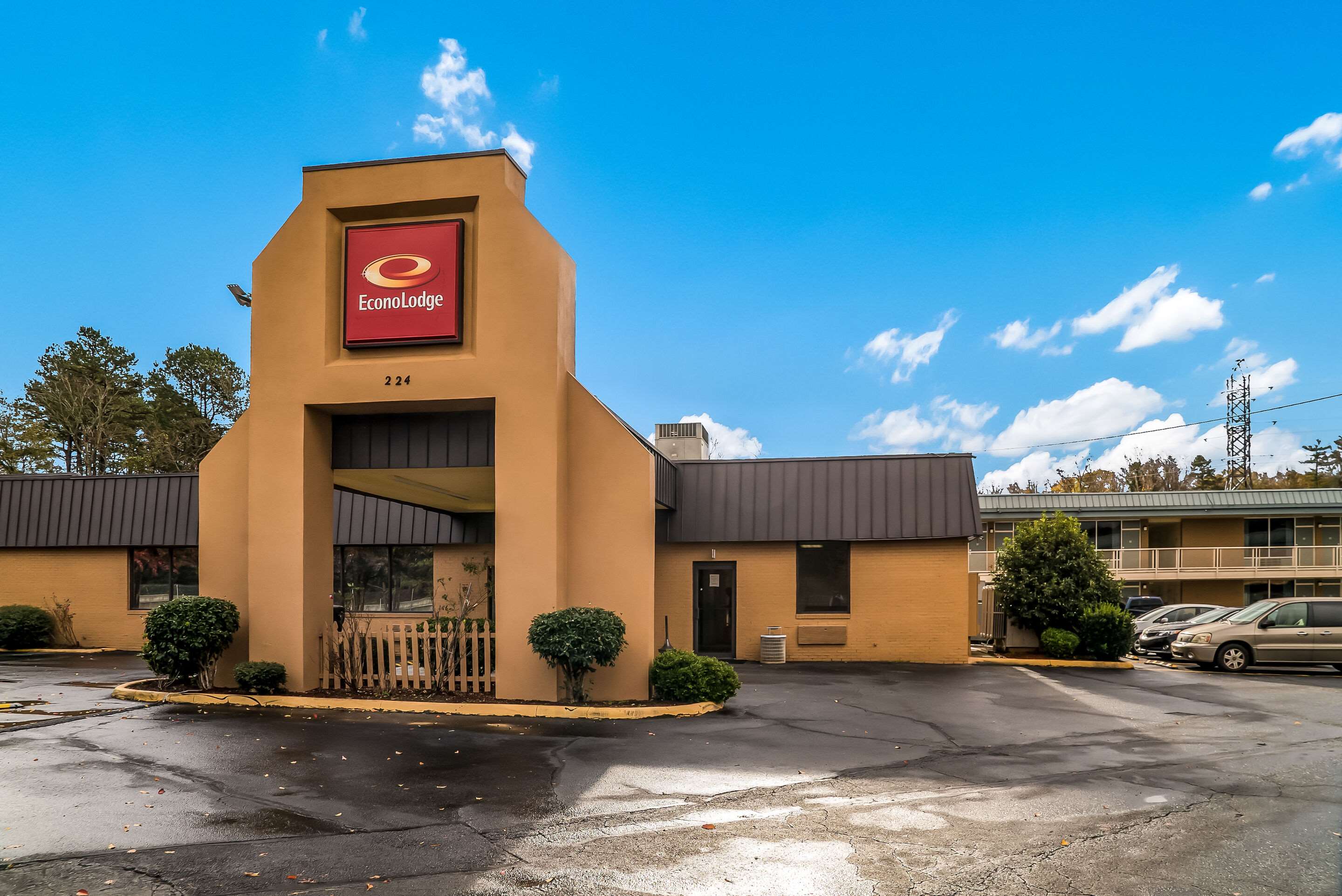 Hotel exterior | Econo Lodge