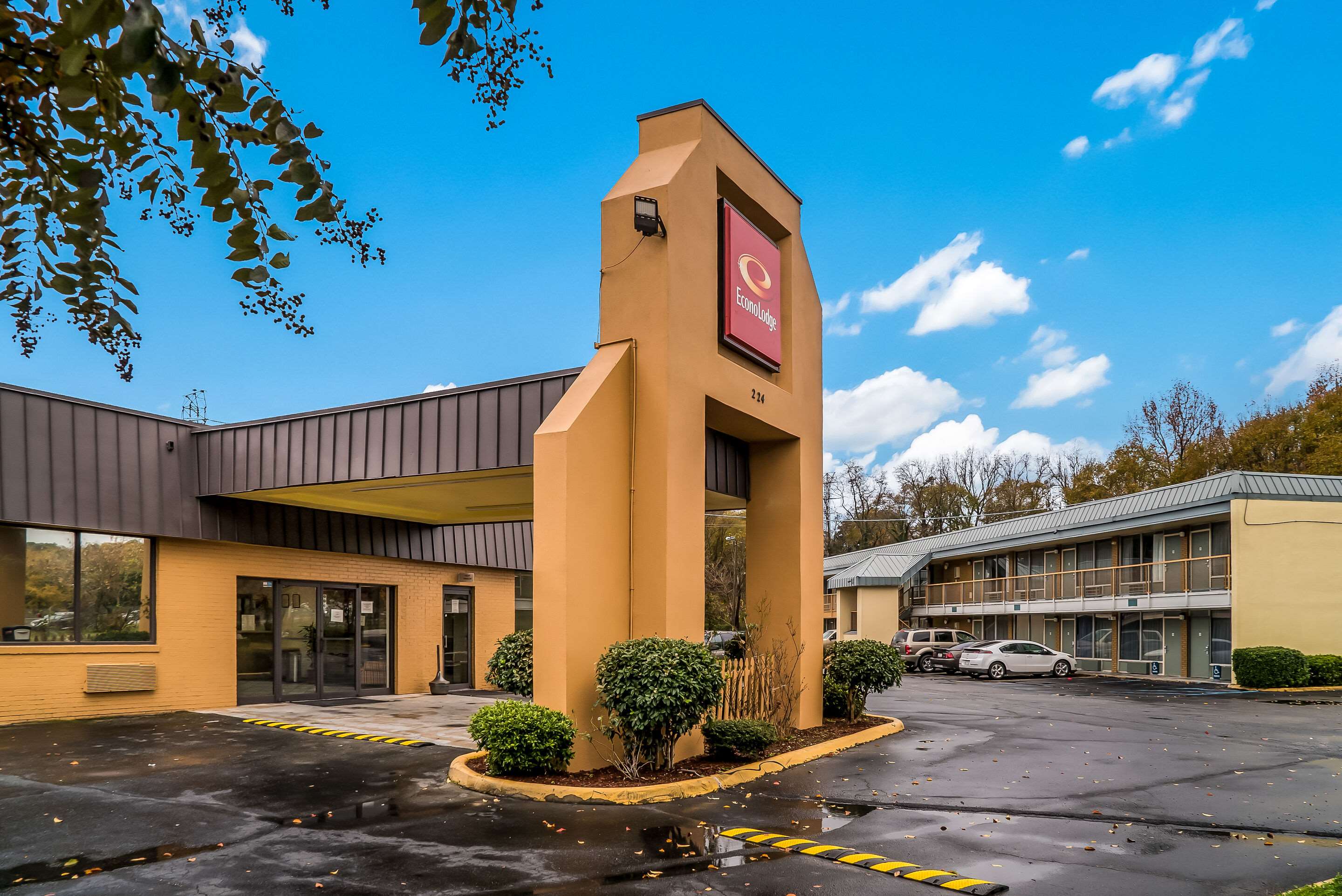 Hotel exterior | Econo Lodge