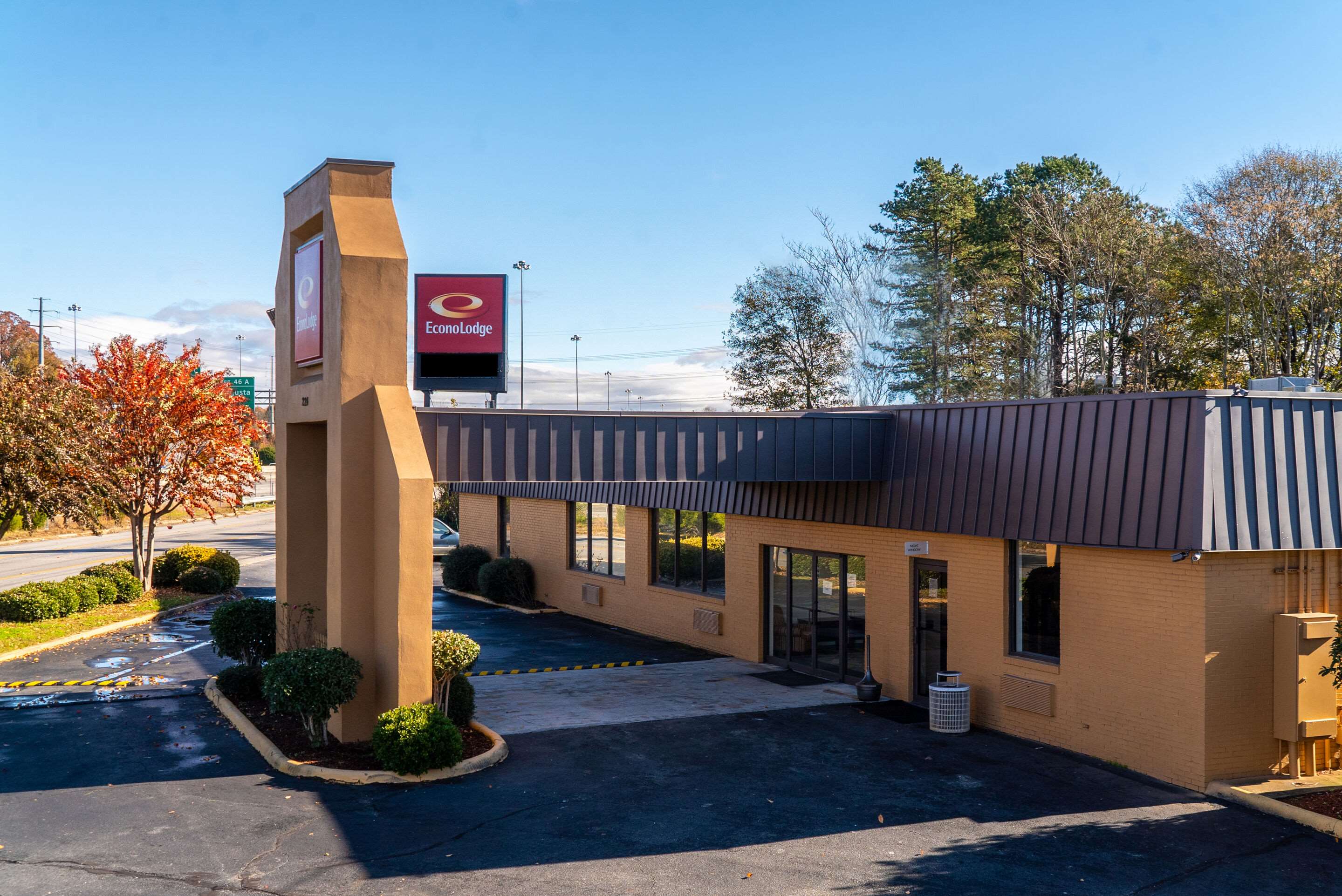 Hotel exterior | Econo Lodge
