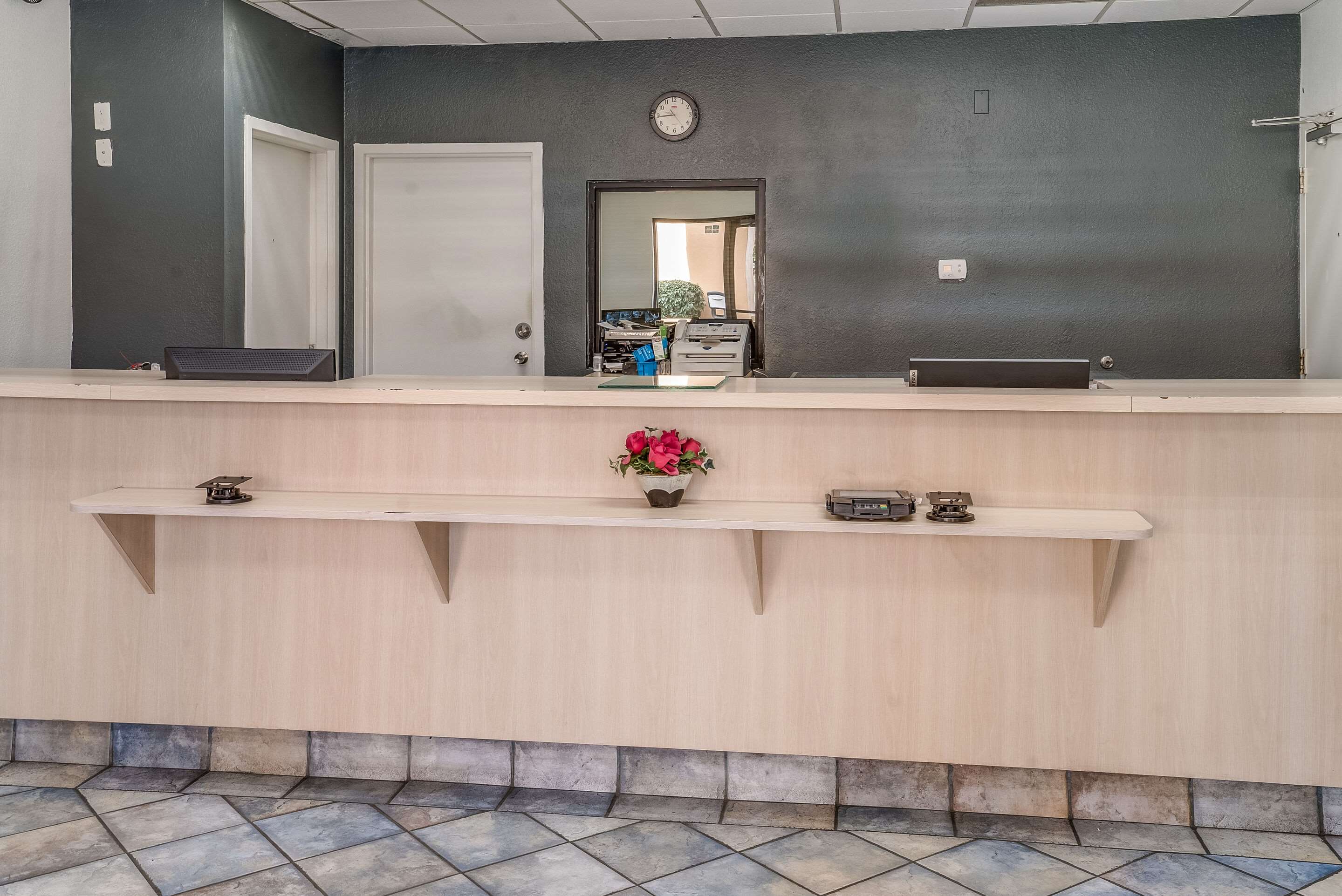 Front desk | Econo Lodge