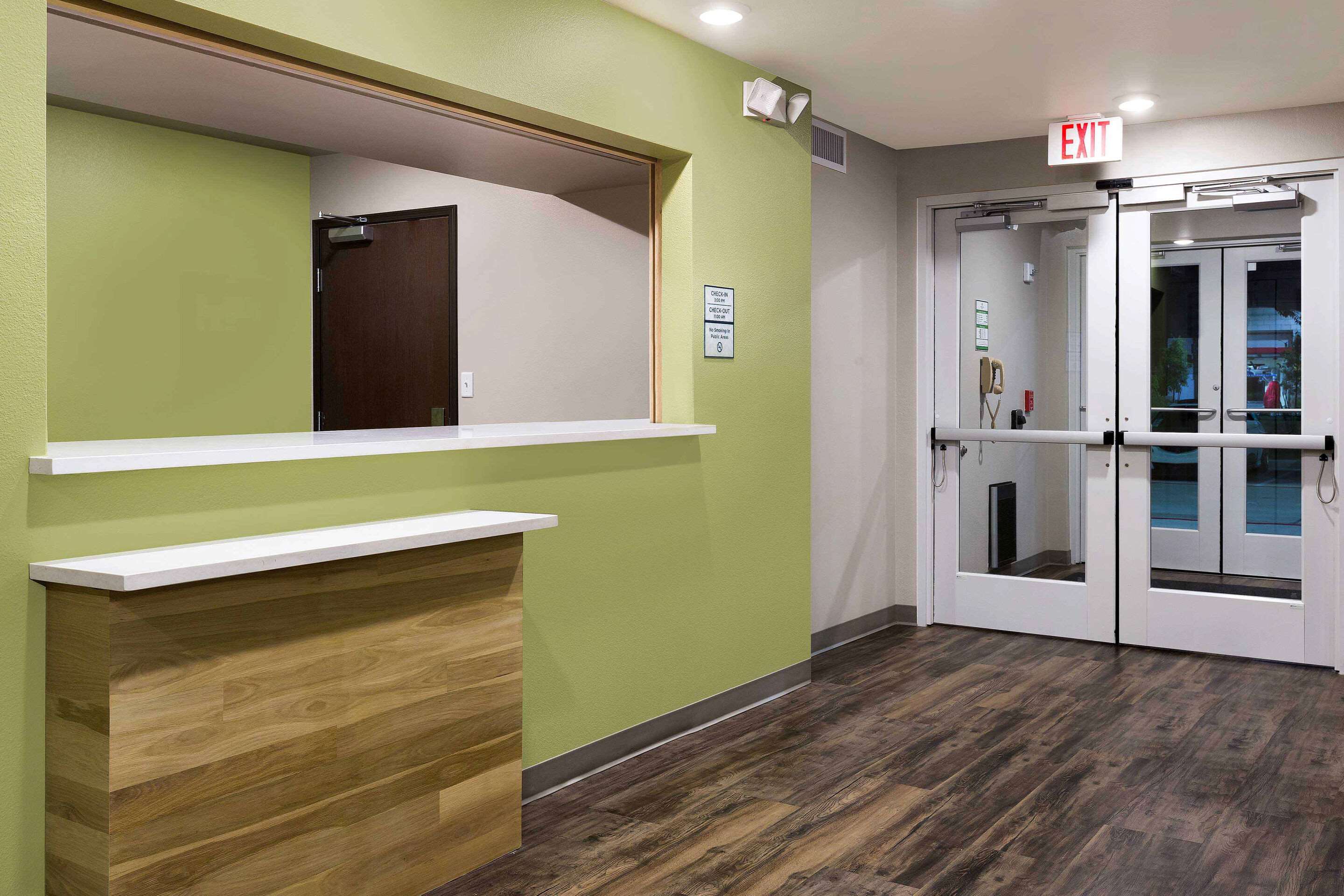 Lobby with sitting area | WoodSpring Suites El Paso I-10 Southeast