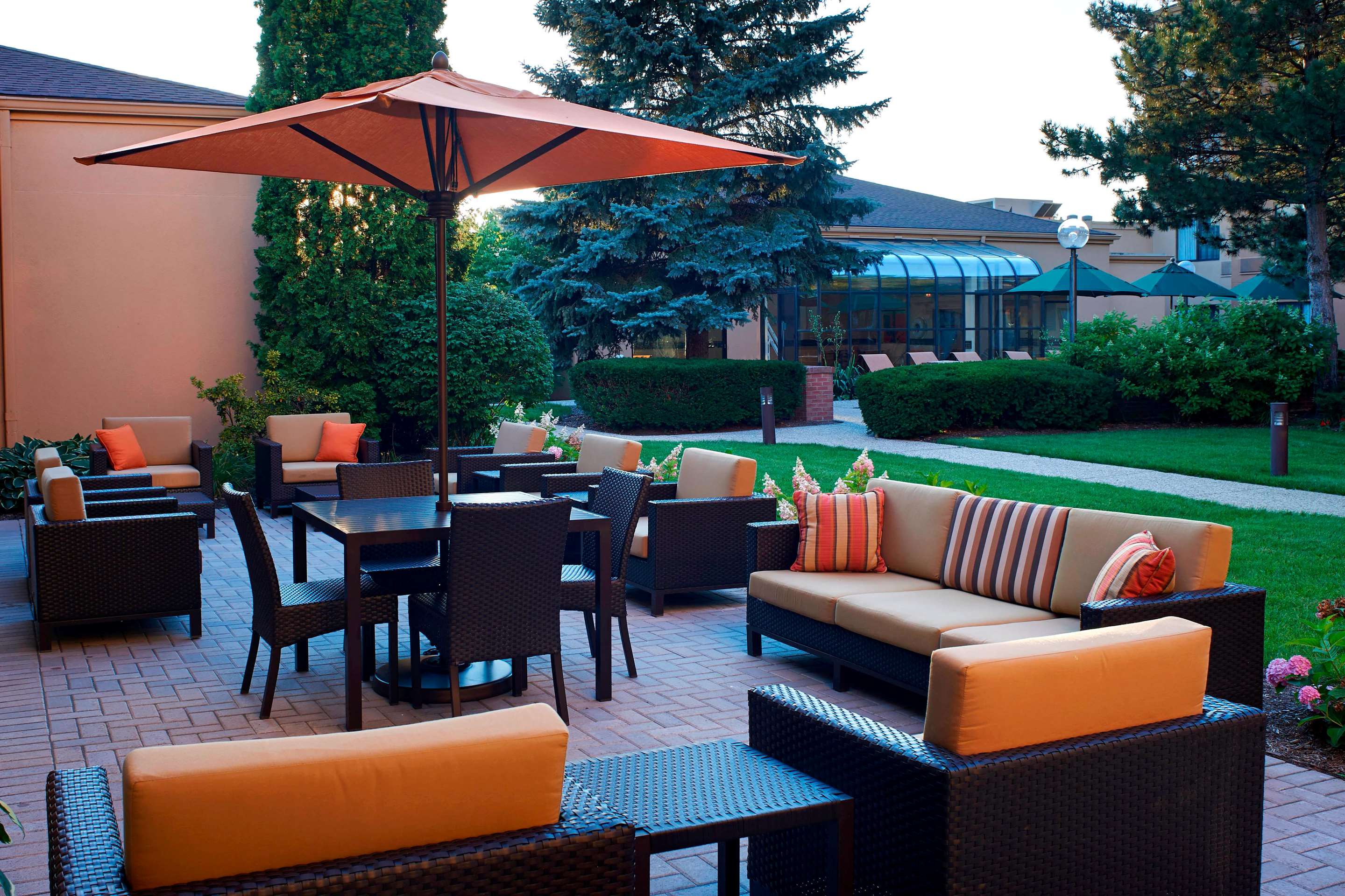 Outdoor patio | Sonesta Select Arlington Heights