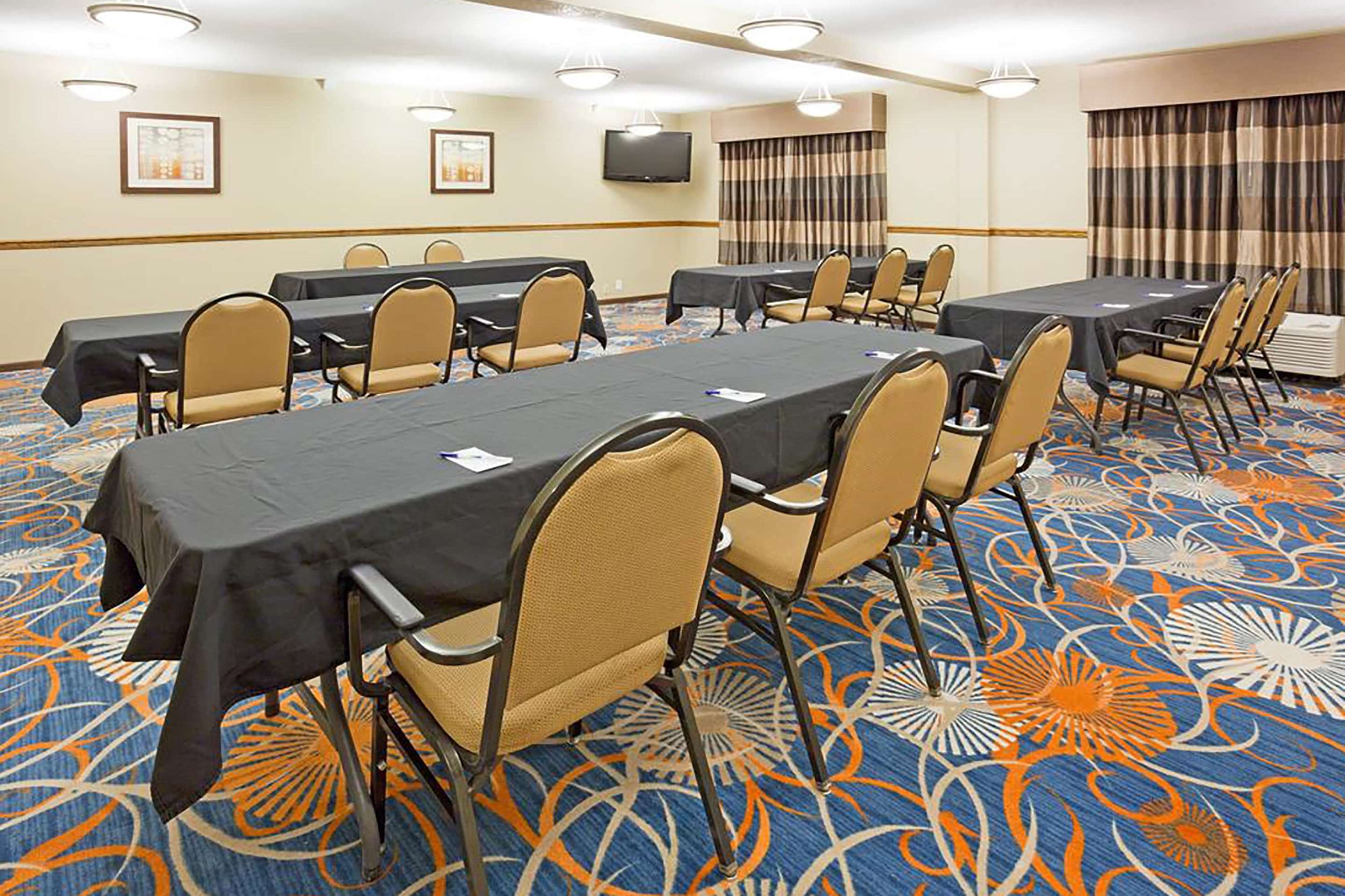 Meeting Room | Days Inn & Suites by Wyndham La Crosse/Onalaska