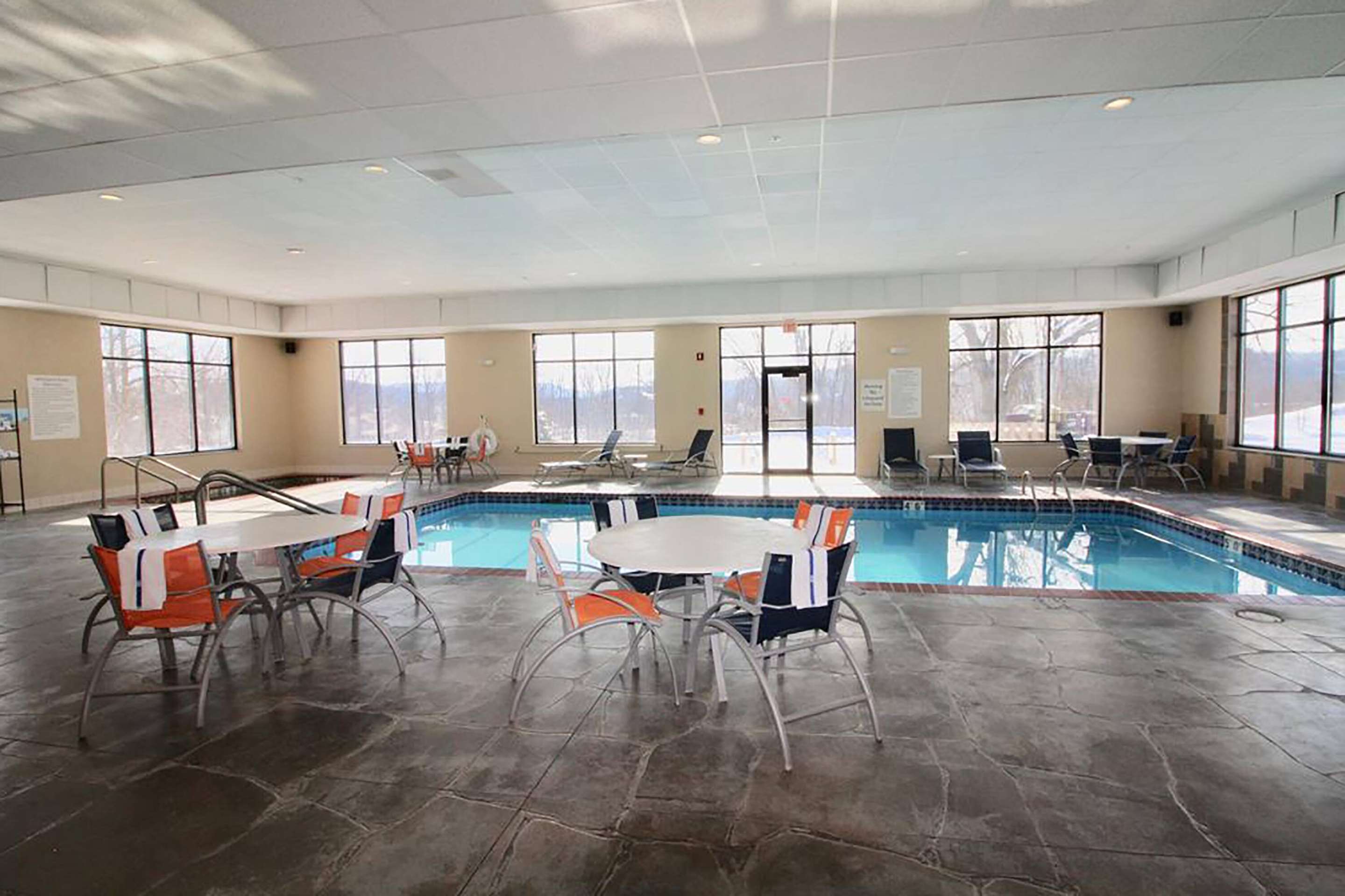 Pool - indoor | Days Inn & Suites by Wyndham La Crosse/Onalaska