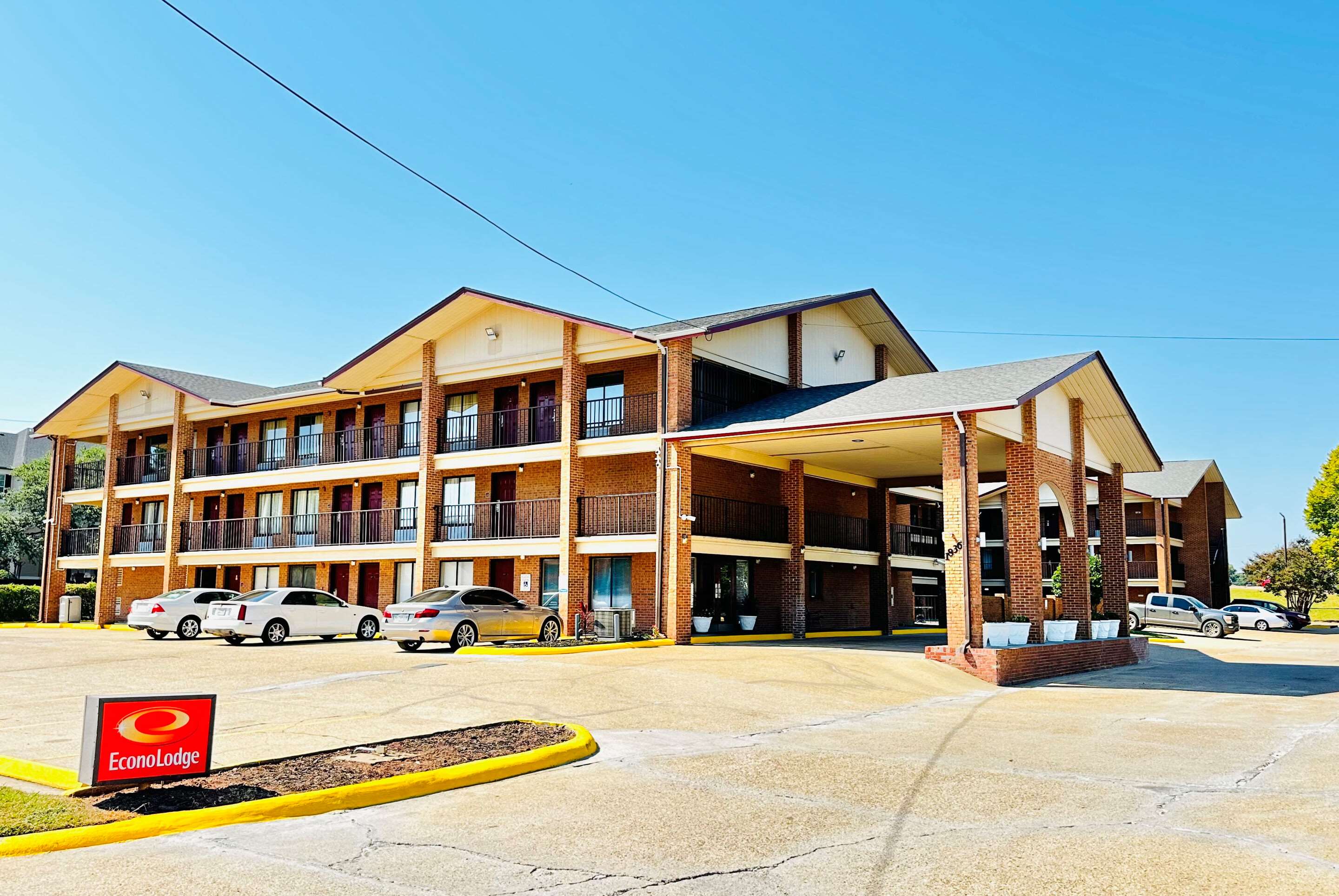 Hotel entrance | Econo Lodge