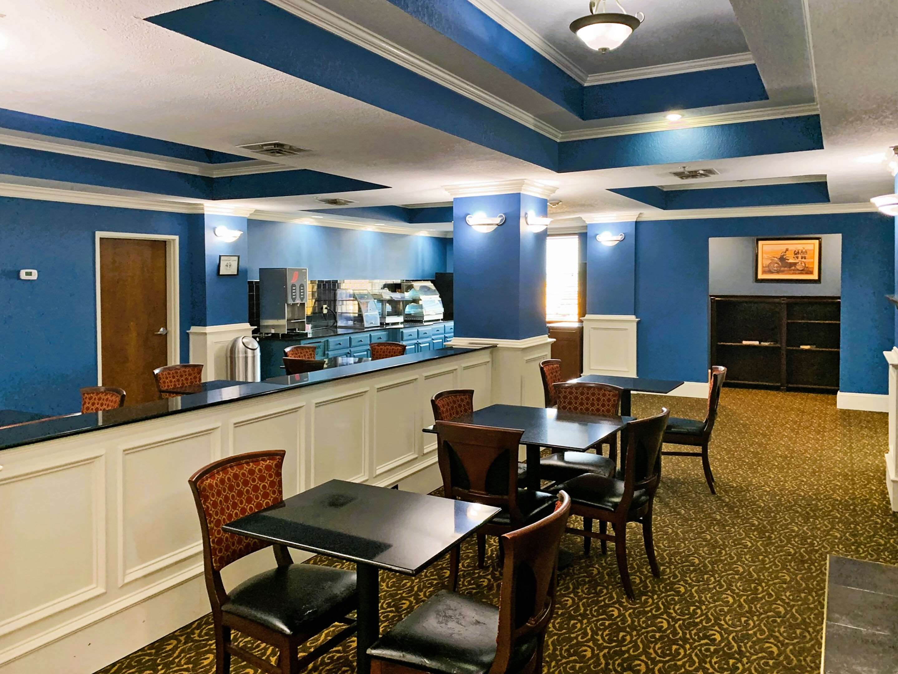 Breakfast area | Rodeway Inn & Suites