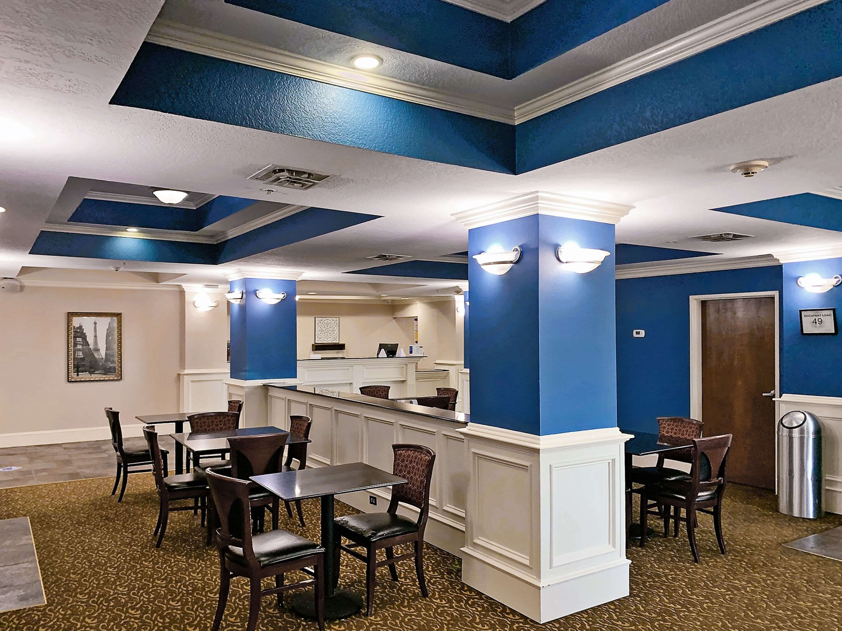 Breakfast area | Rodeway Inn & Suites