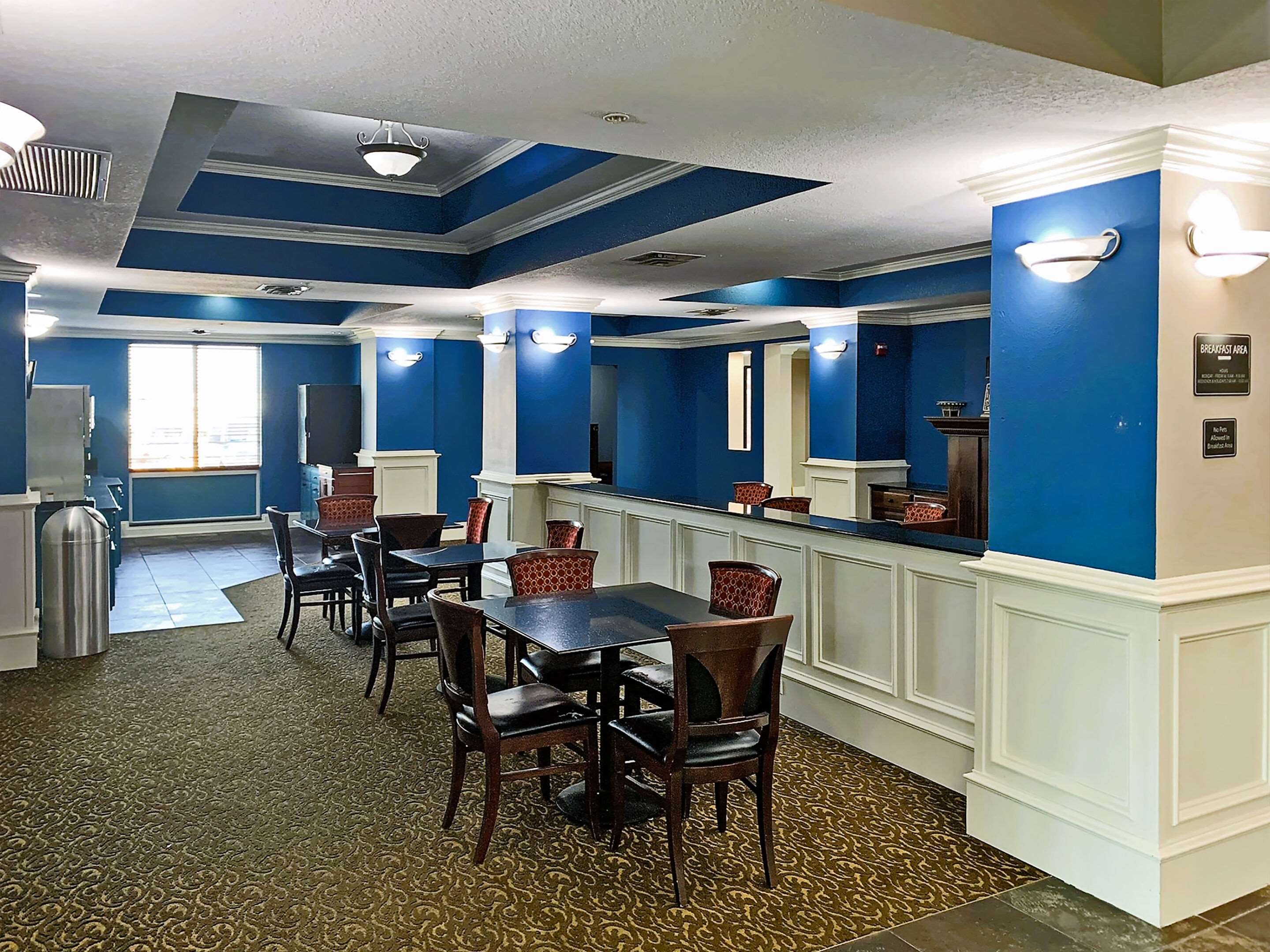 Breakfast area | Rodeway Inn & Suites