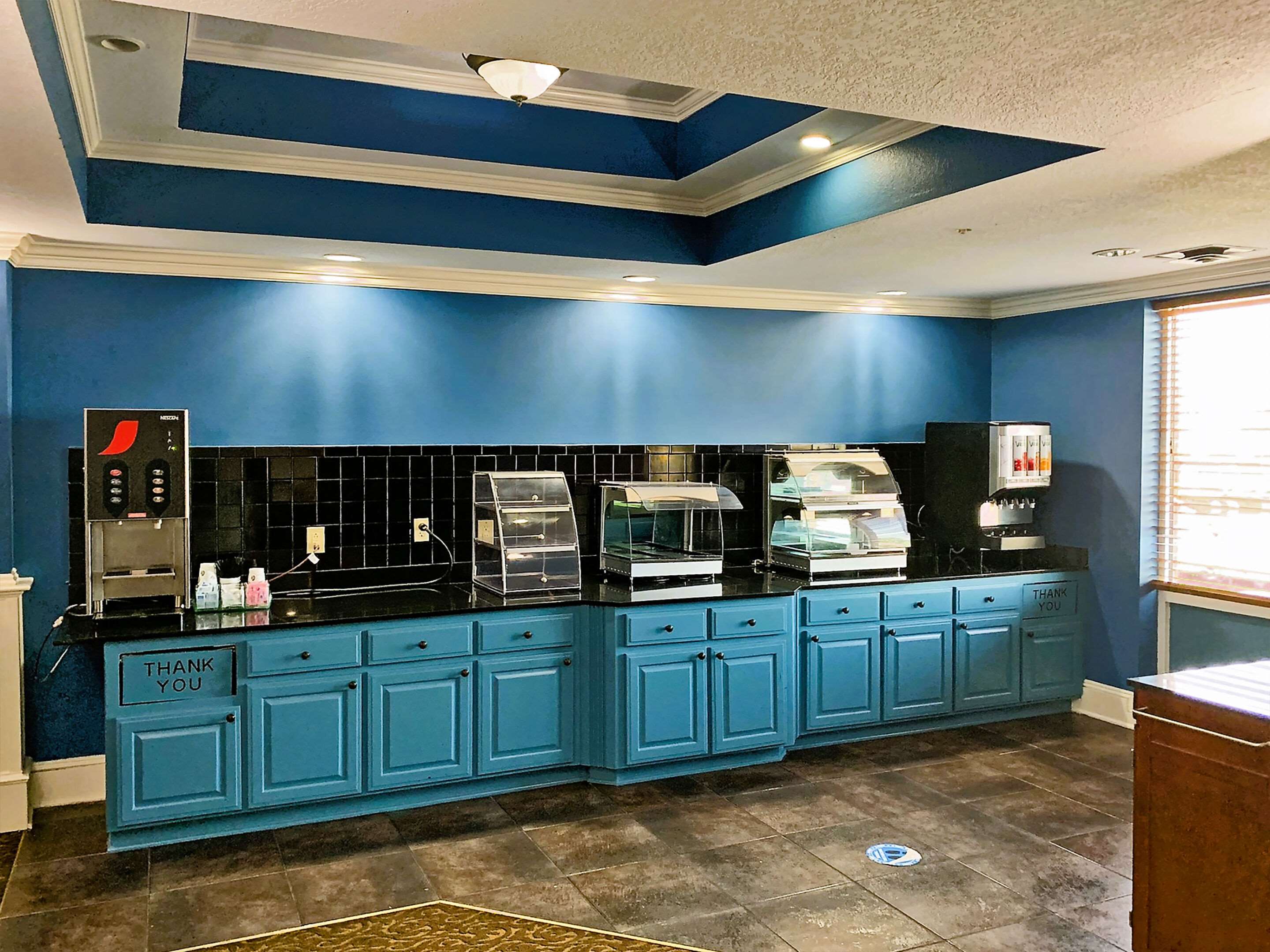 Breakfast area | Rodeway Inn & Suites