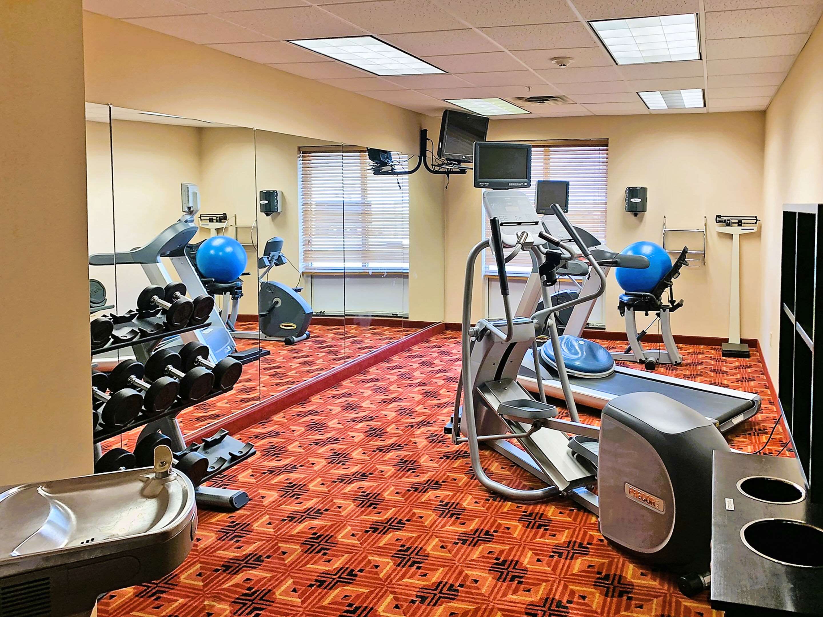 Fitness center | Rodeway Inn & Suites