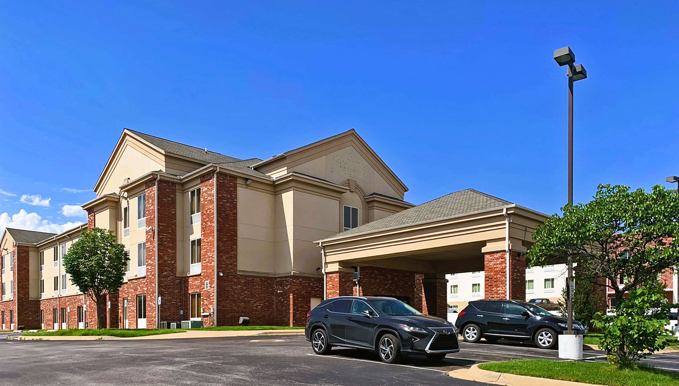 Hotel entrance | Rodeway Inn & Suites