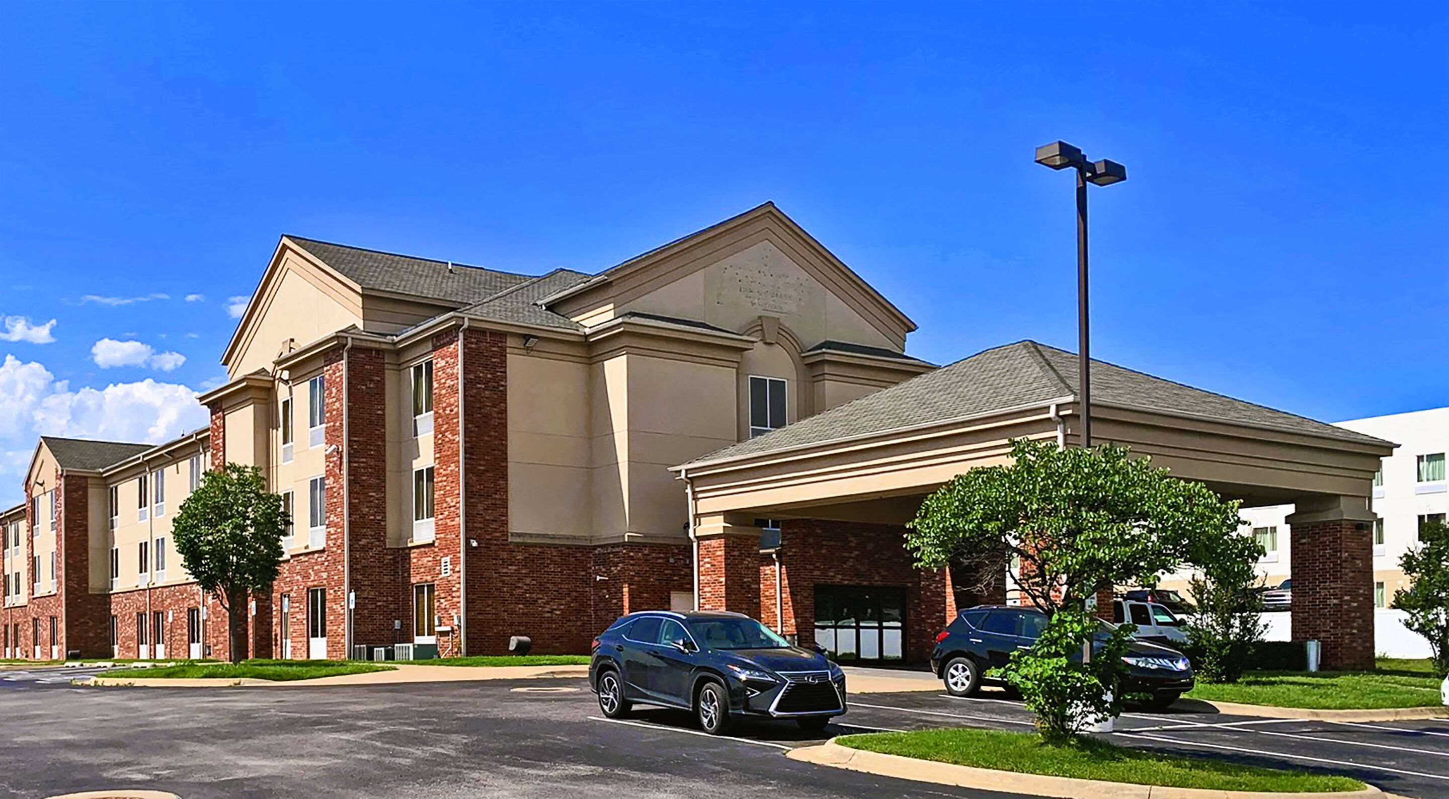 Hotel entrance | Rodeway Inn & Suites