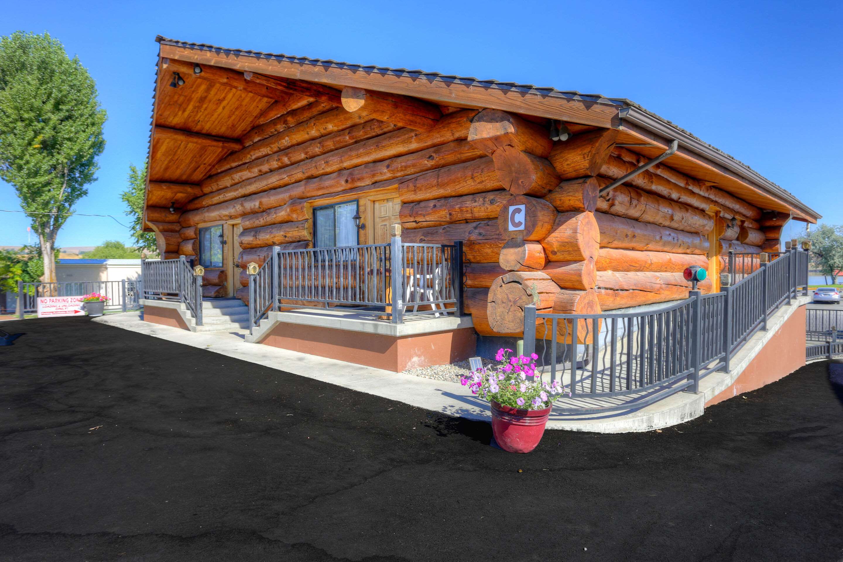 Hotel exterior | Soap Lake Natural Spa and Resort