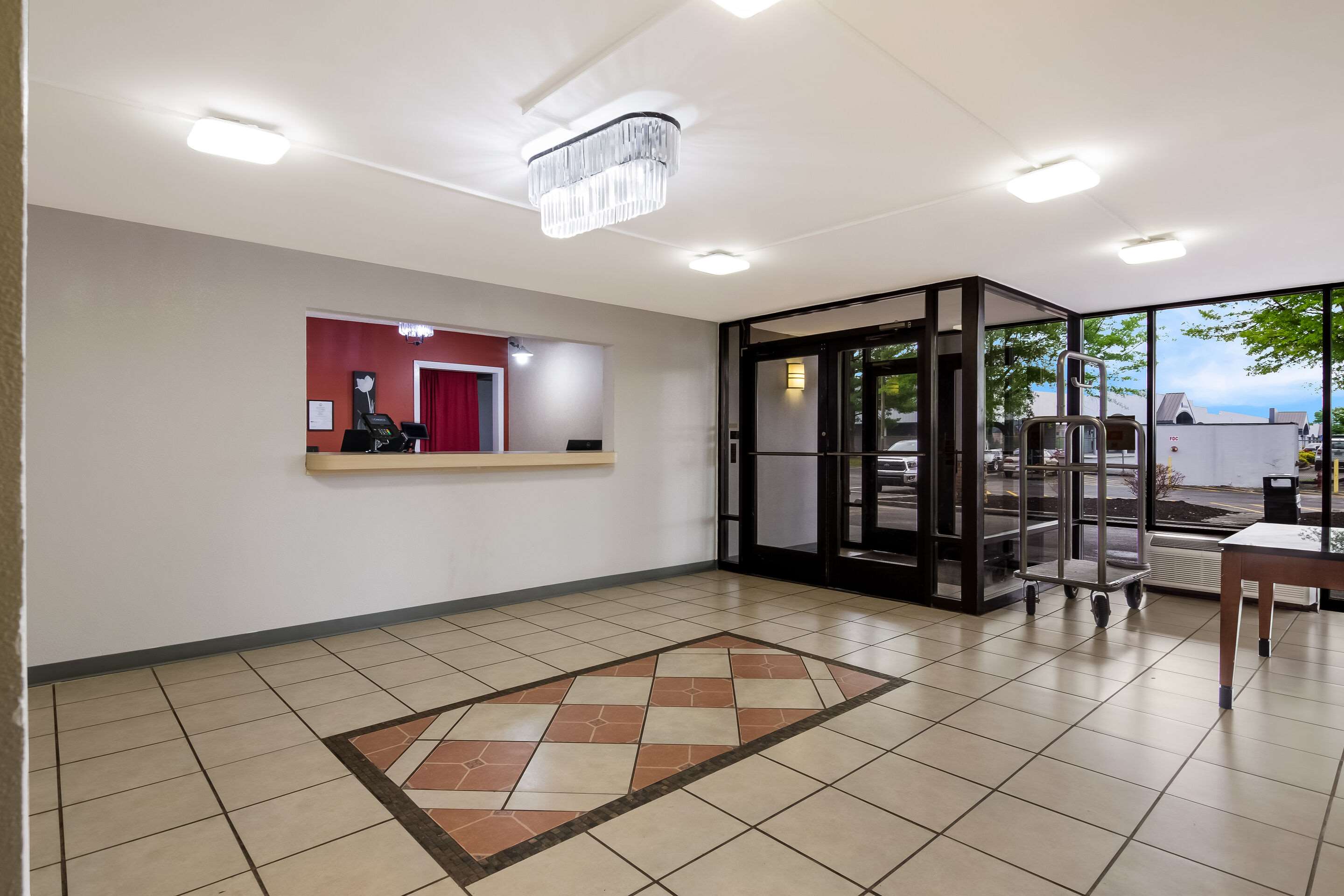 Spacious lobby | Rodeway Inn Roanoke Airport