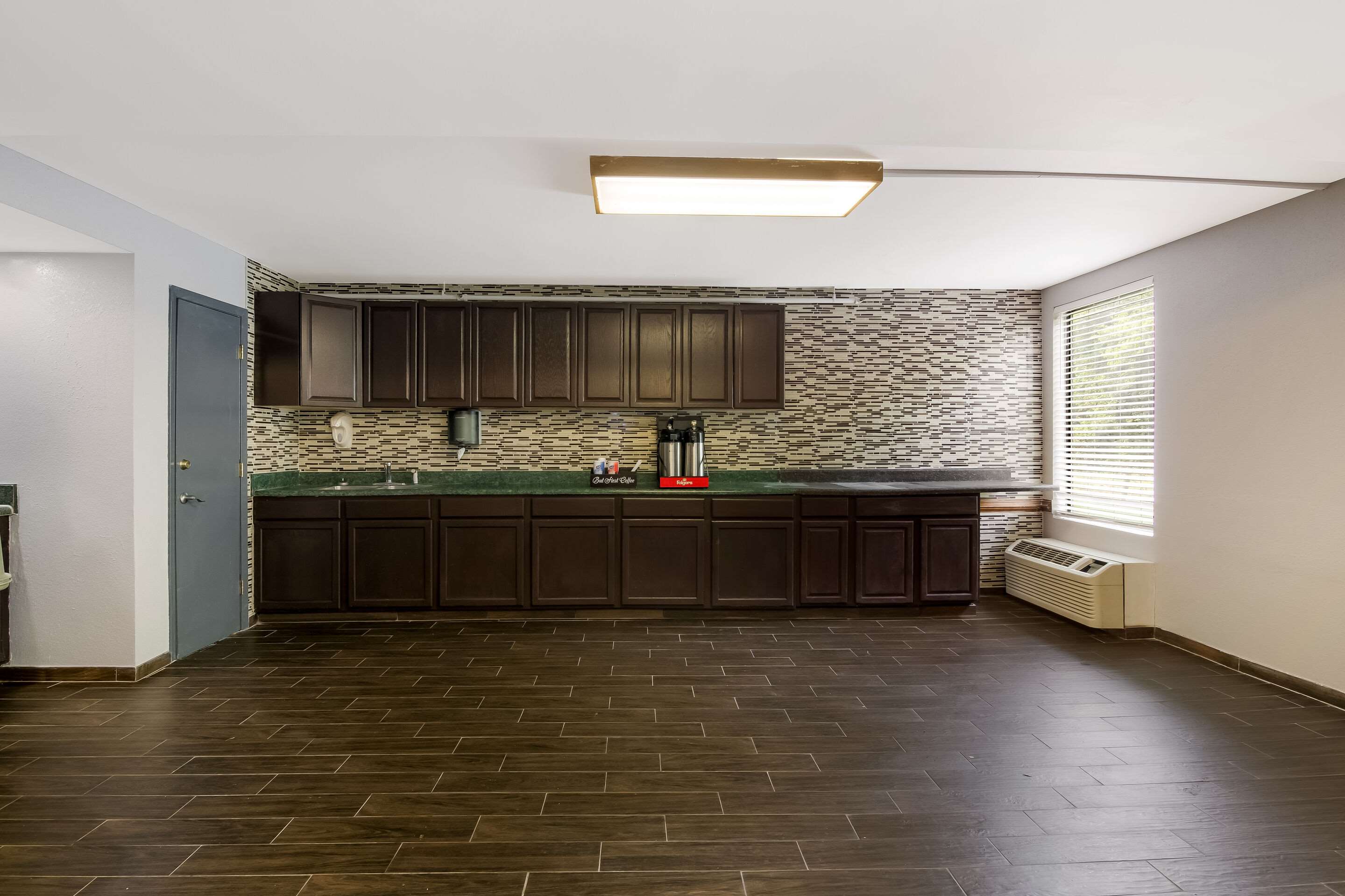 Spacious breakfast area | Rodeway Inn Roanoke Airport