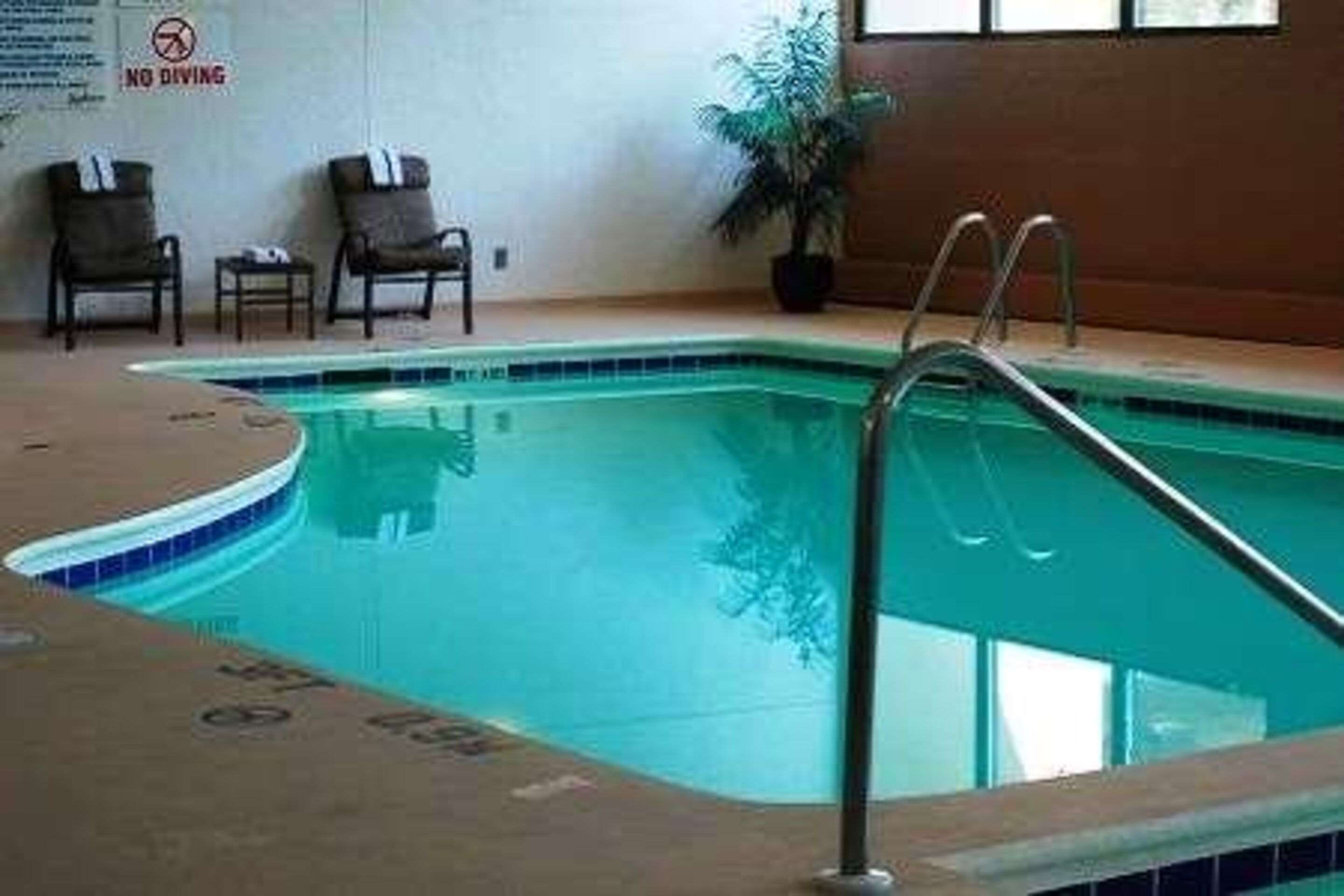 Indoor Pool | Radisson Hotel Milwaukee West
