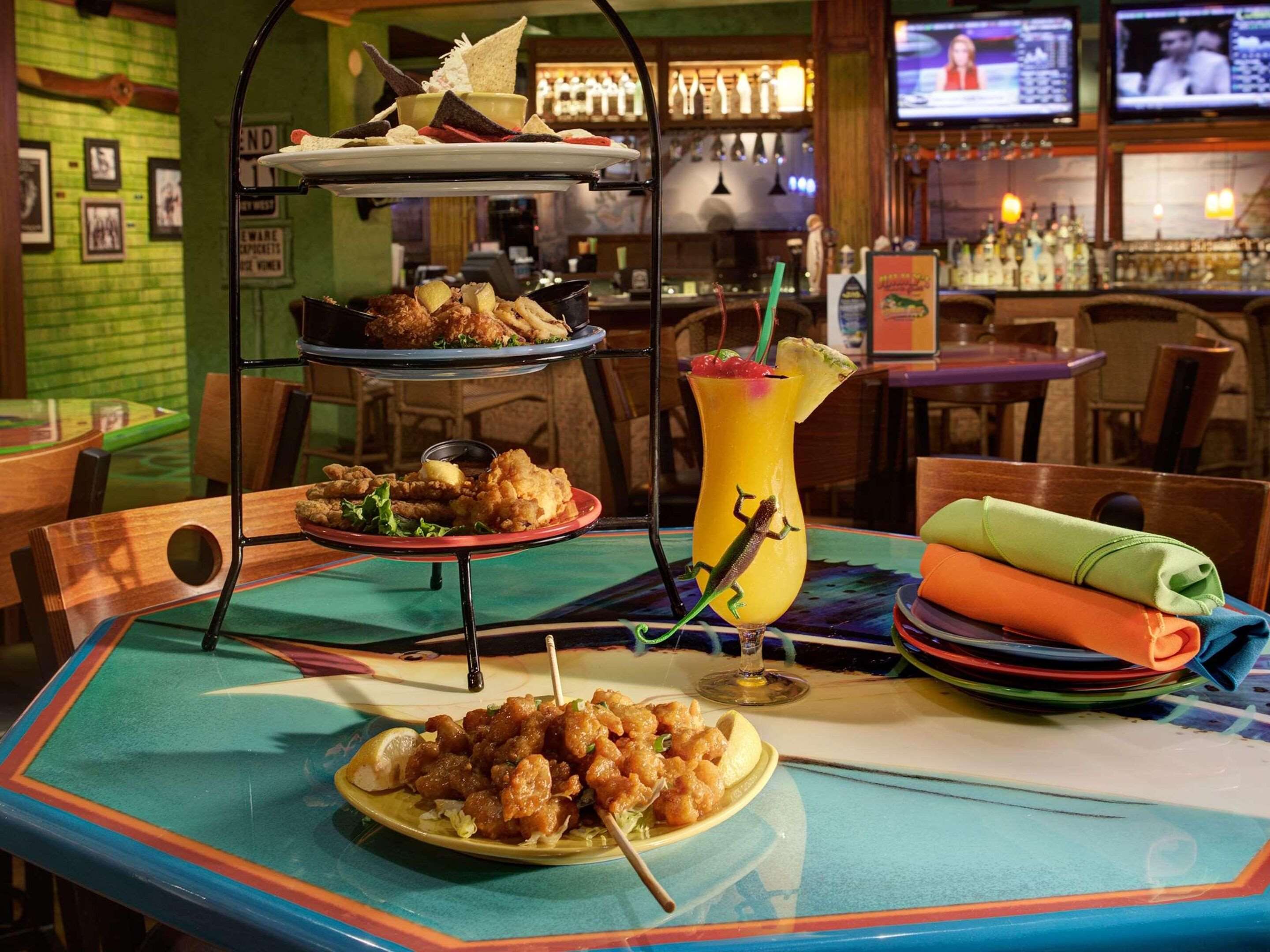 Bar Lounge | Radisson Hotel Milwaukee West