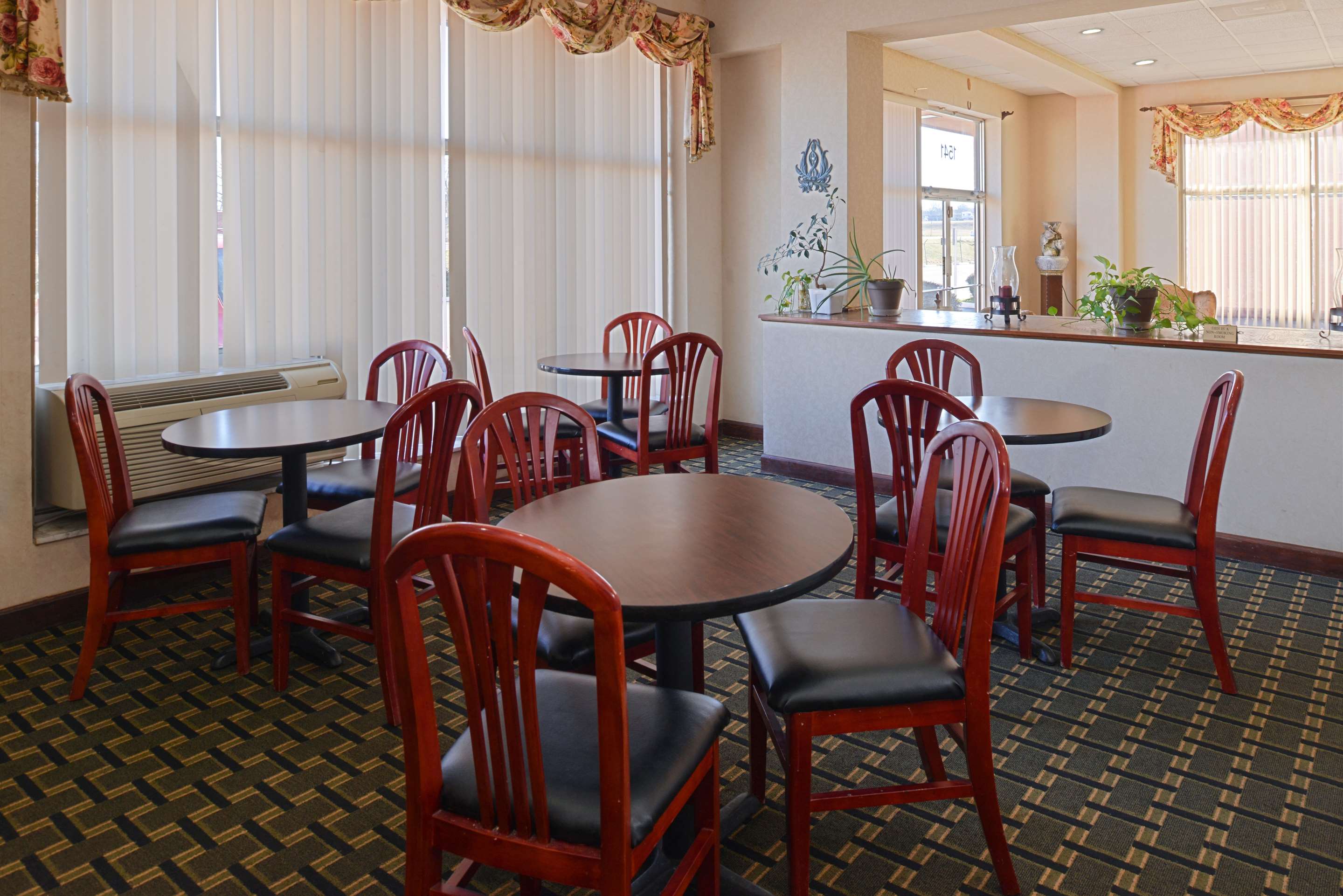 Dining Area | Americas Best Value Inn & Suites - Memphis East