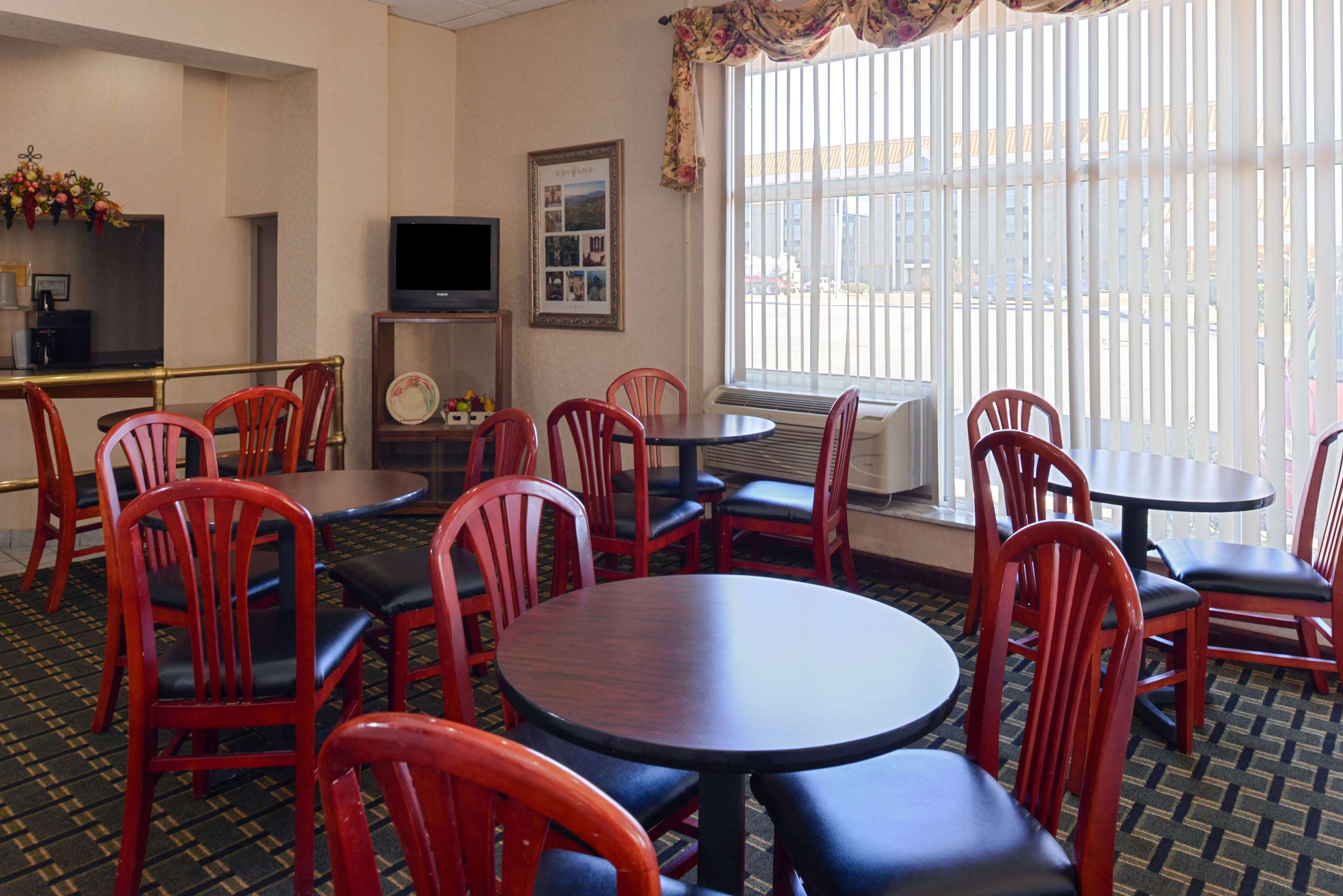 Dining Area | Americas Best Value Inn & Suites - Memphis East