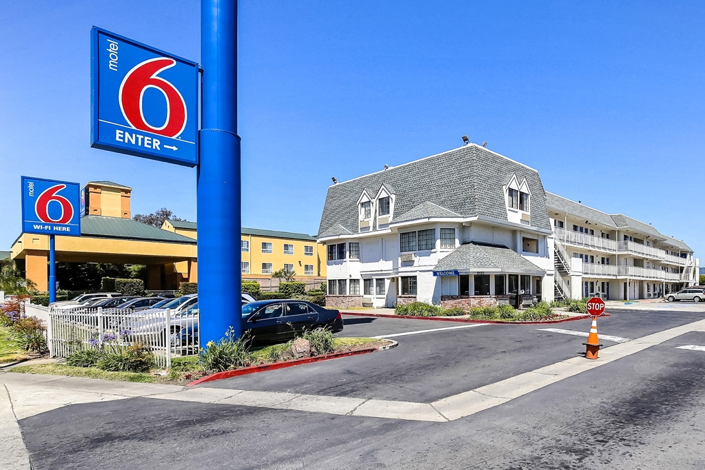 Motel 6 Oakland Airport Oakland CA Hotels Tourist Class Hotels in