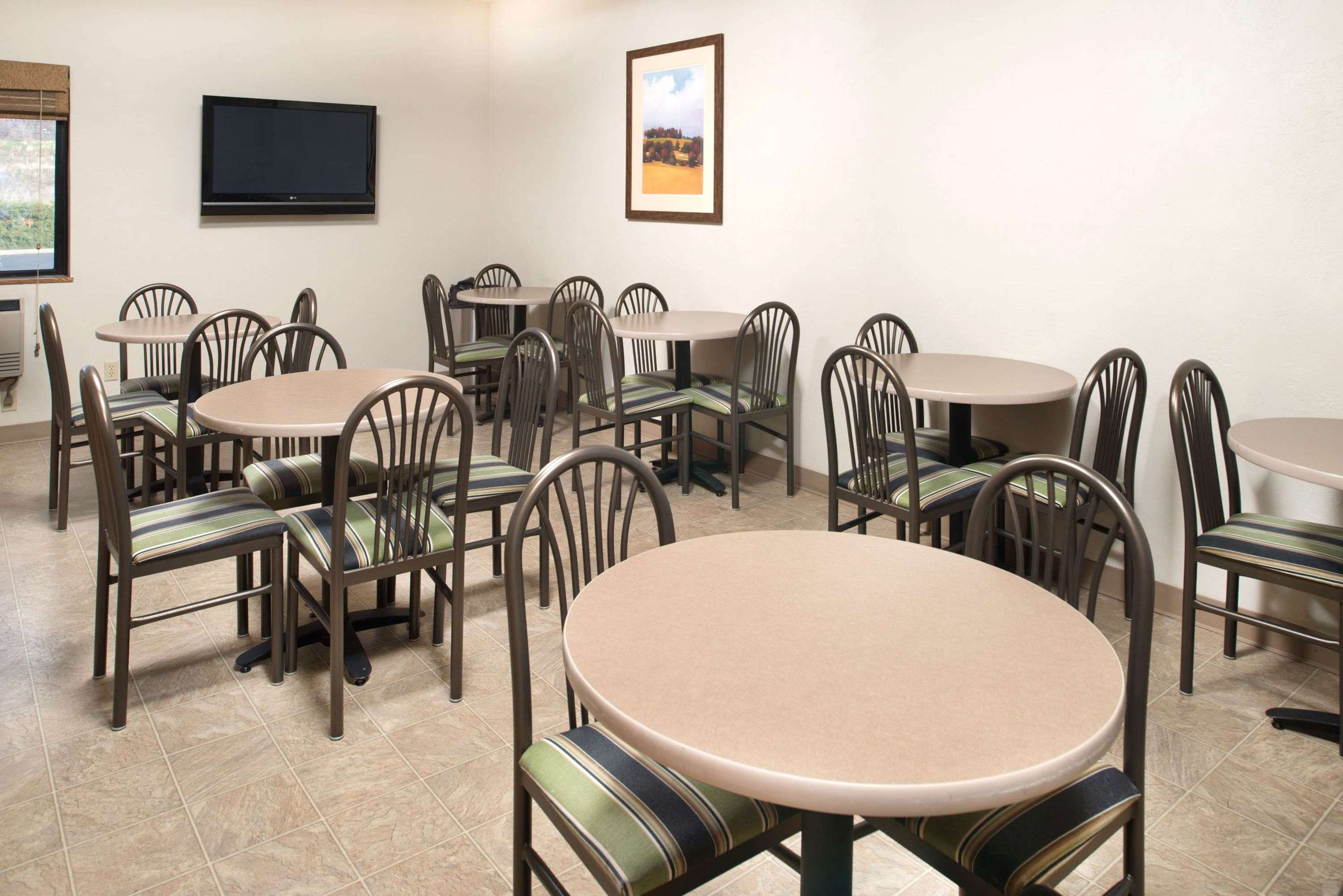 Breakfast Area | Super 8 by Wyndham Walla Walla