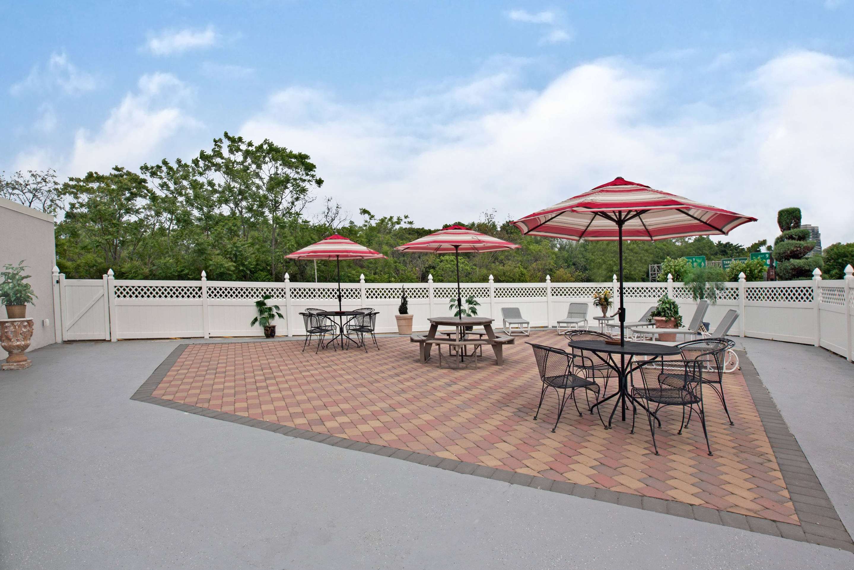 Exterior | Days Hotel by Wyndham East Brunswick Conference Center