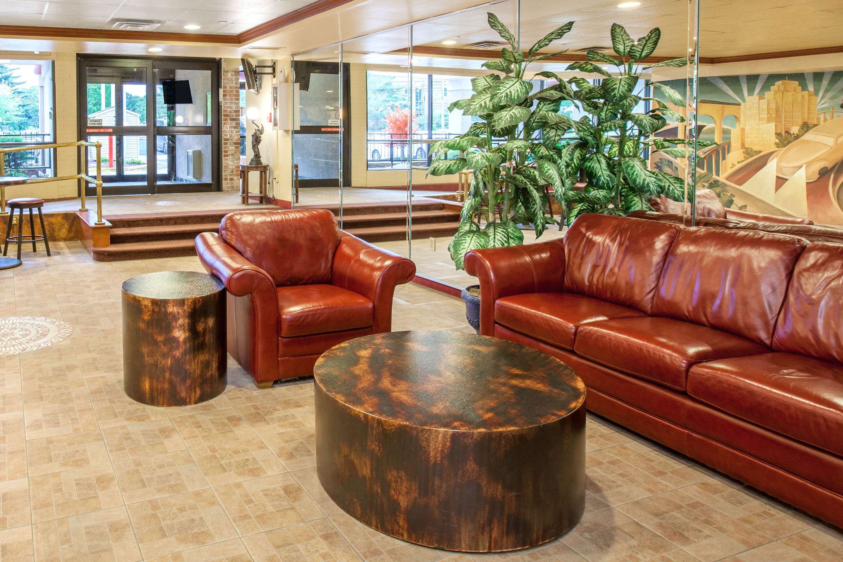Lobby | Days Hotel by Wyndham East Brunswick Conference Center