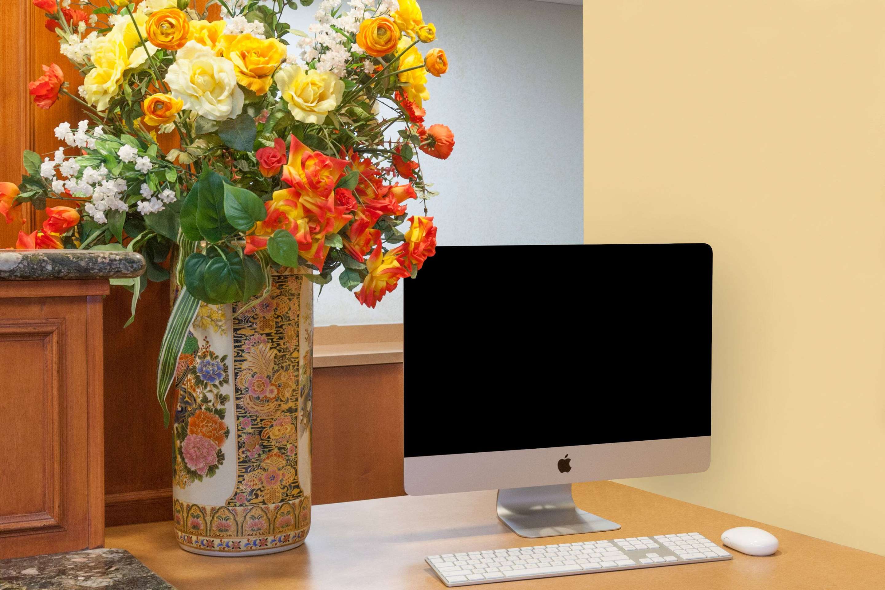 Business Center | Days Hotel by Wyndham East Brunswick Conference Center