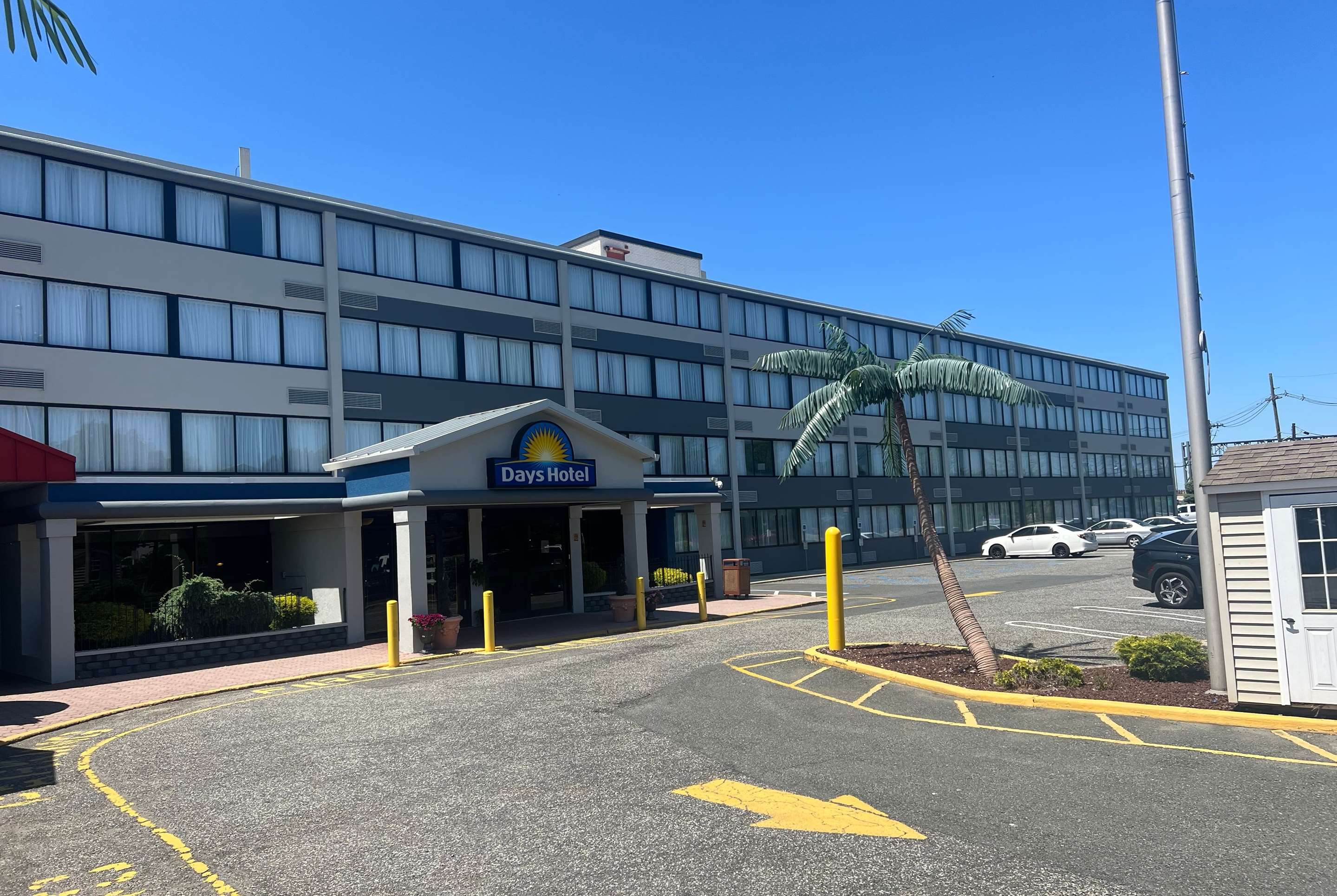 Exterior | Days Hotel by Wyndham East Brunswick Conference Center