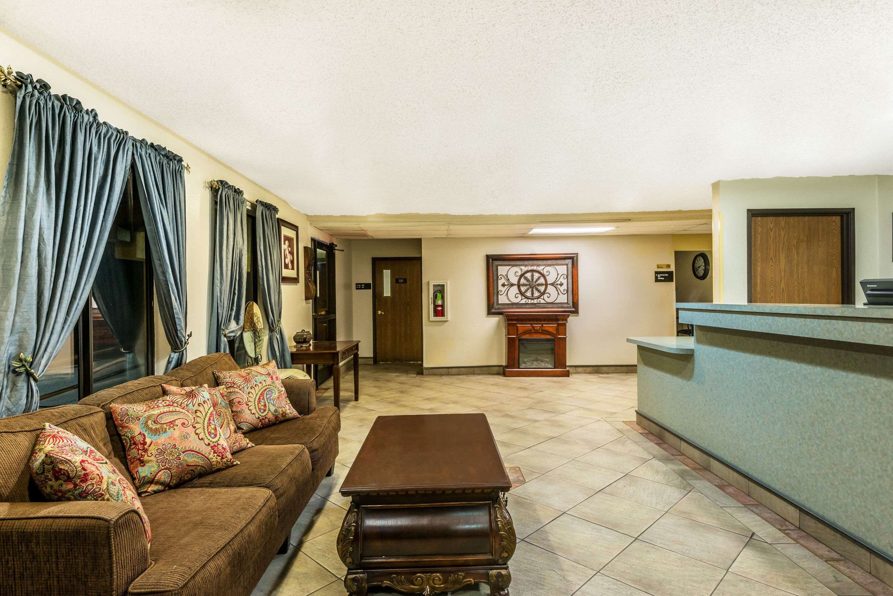 Lobby | Super 8 by Wyndham Sulphur Lake Charles