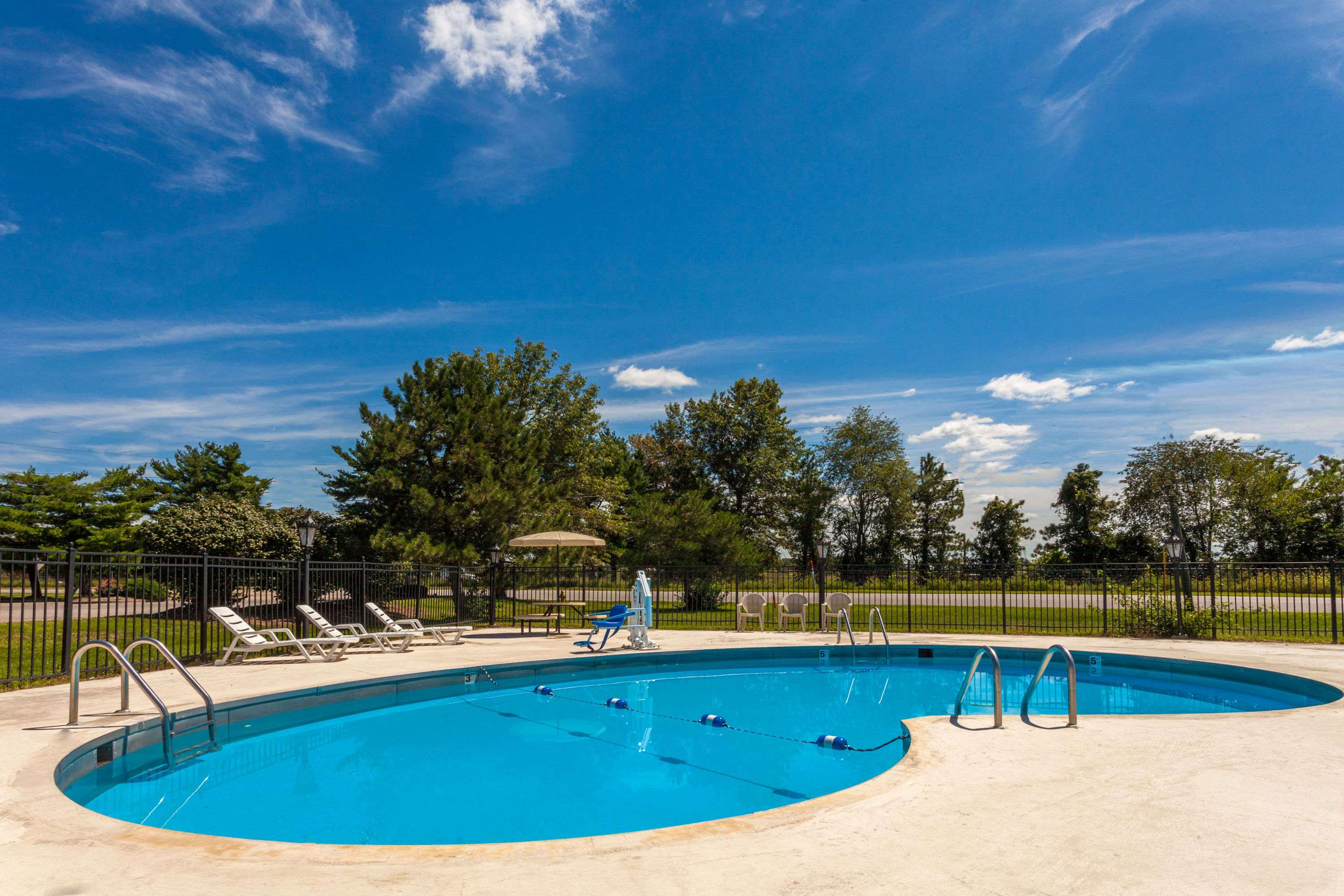 Pool | Knights Inn - Seymour