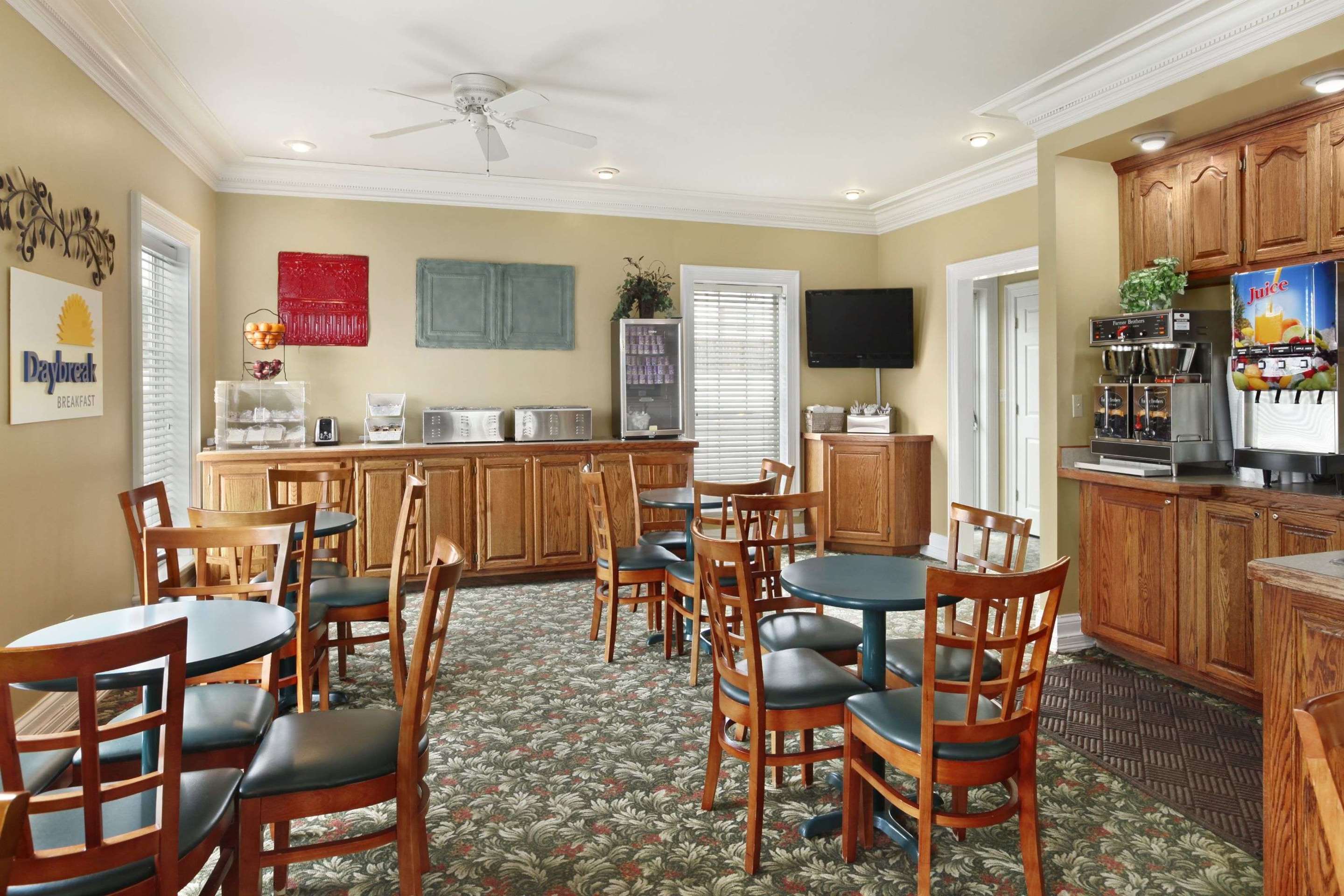 Breakfast Area | Days Inn by Wyndham Branson/Near the Strip