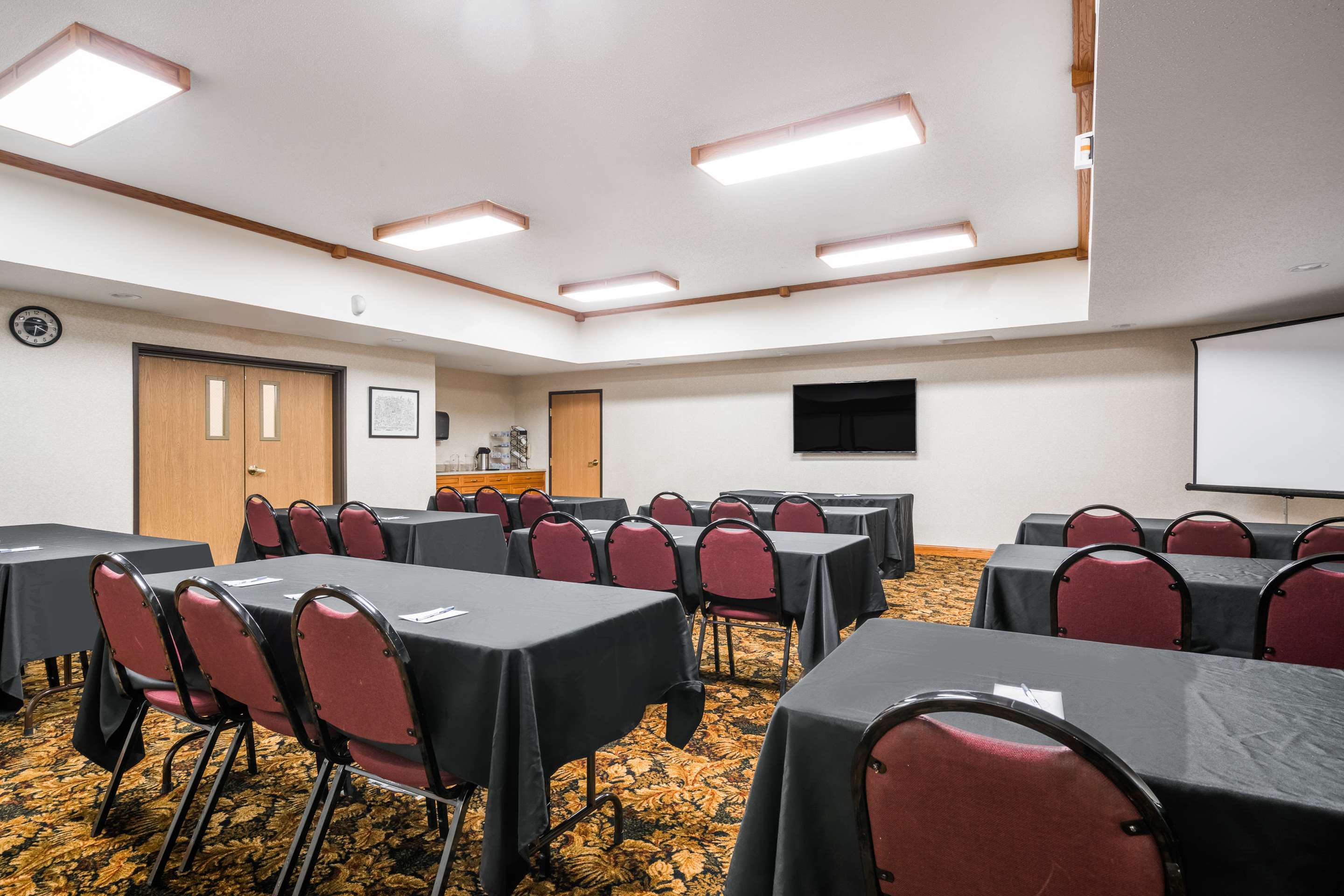 Meeting Room | Travelodge & Suites by Wyndham Fargo/Moorhead