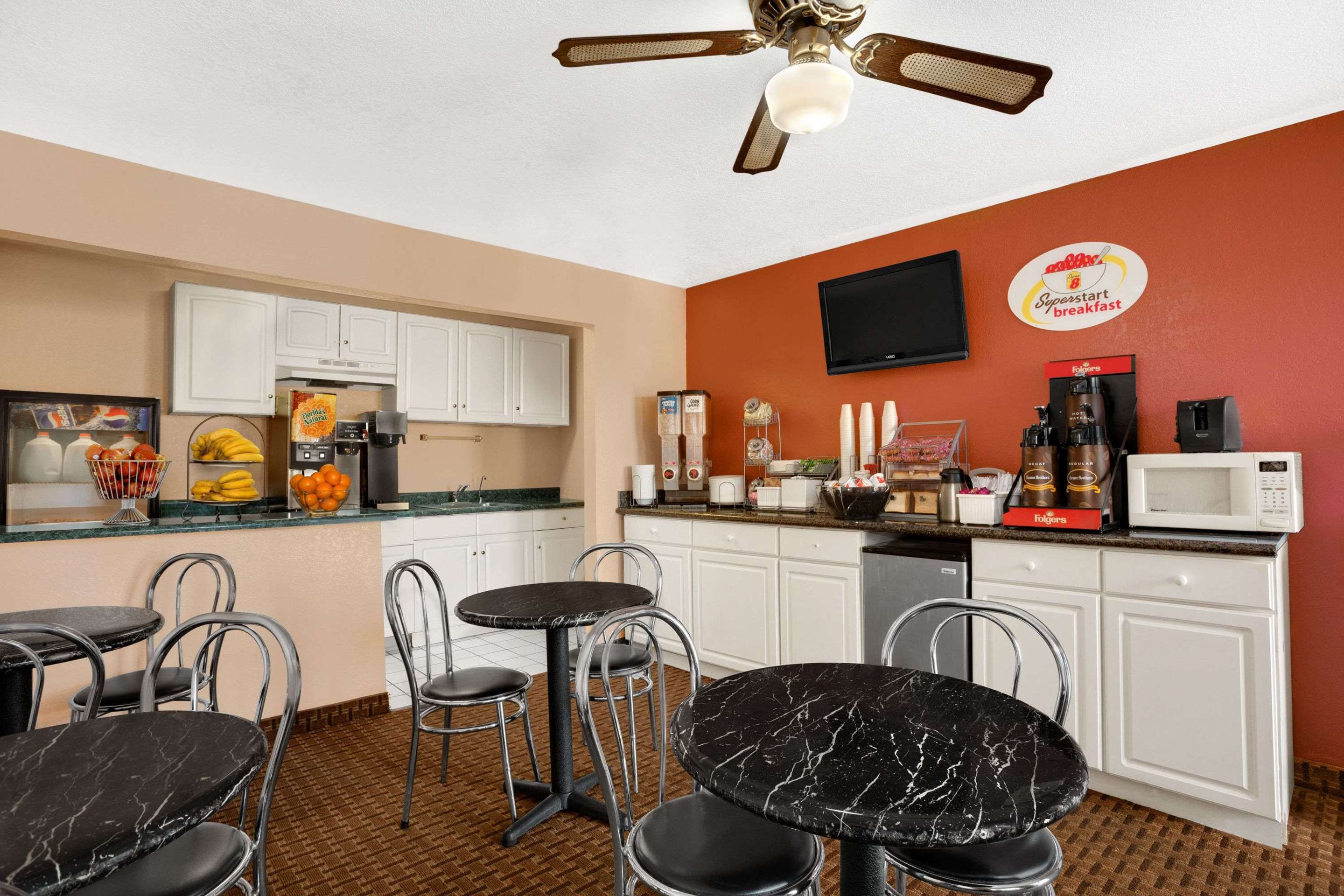 Breakfast Area | Super 8 by Wyndham El Centro