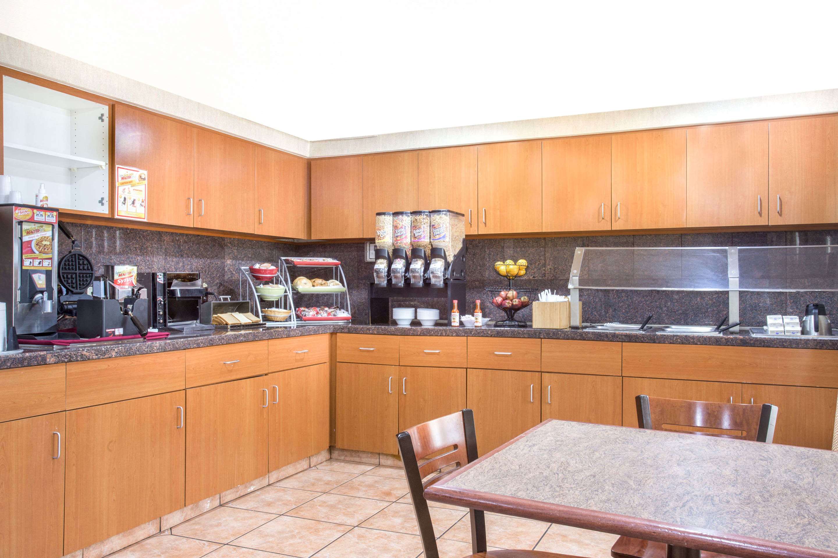 Breakfast Area | Hawthorn Suites by Wyndham Tempe
