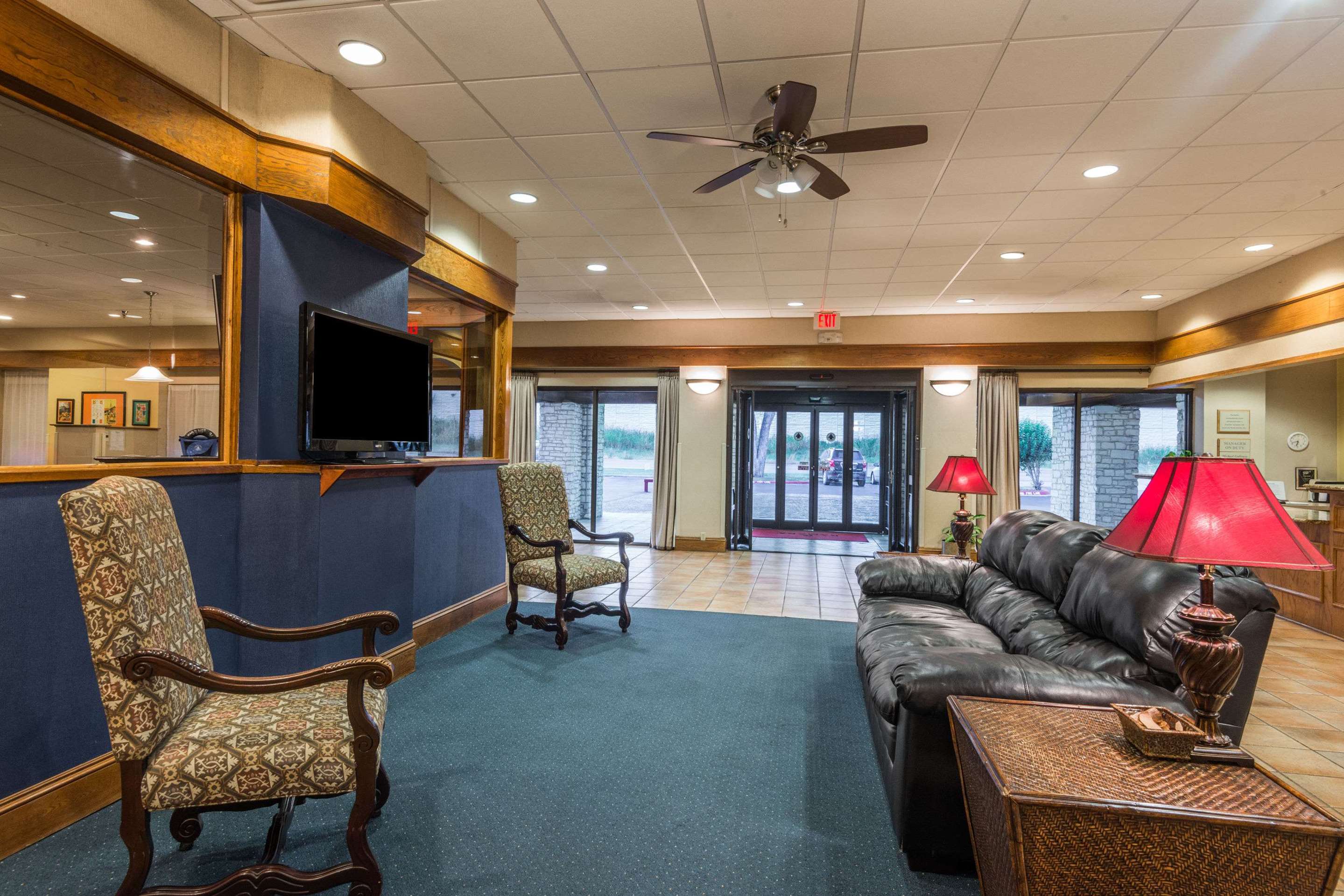 Lobby | Ramada by Wyndham New Braunfels
