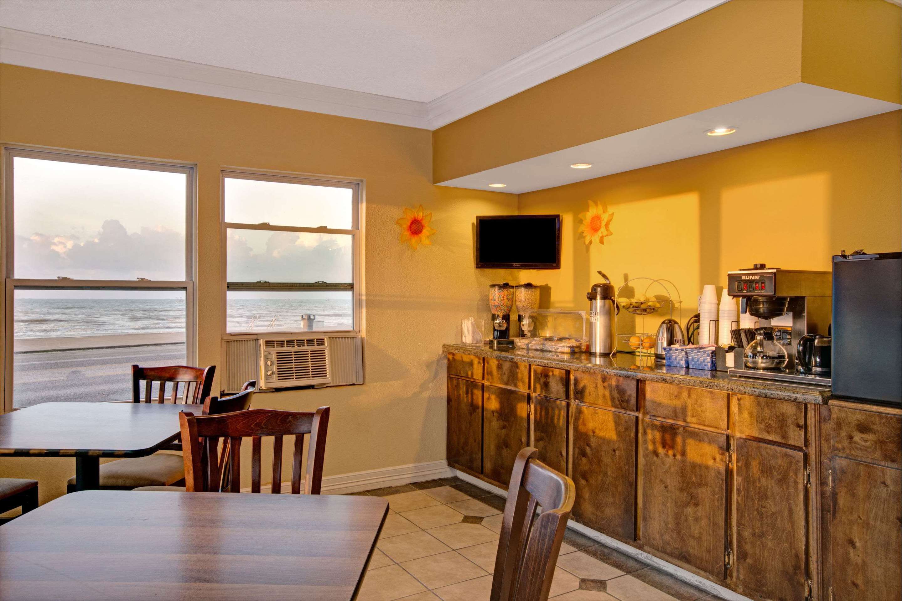 Breakfast Area | Knights Inn Galveston
