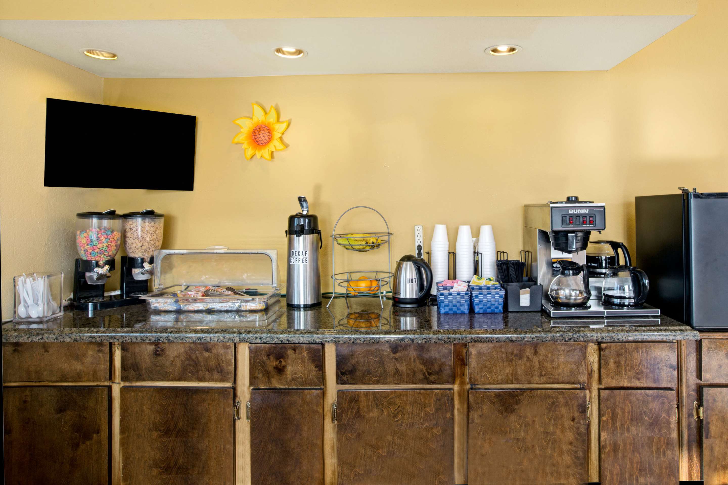 Breakfast Area | Knights Inn Galveston