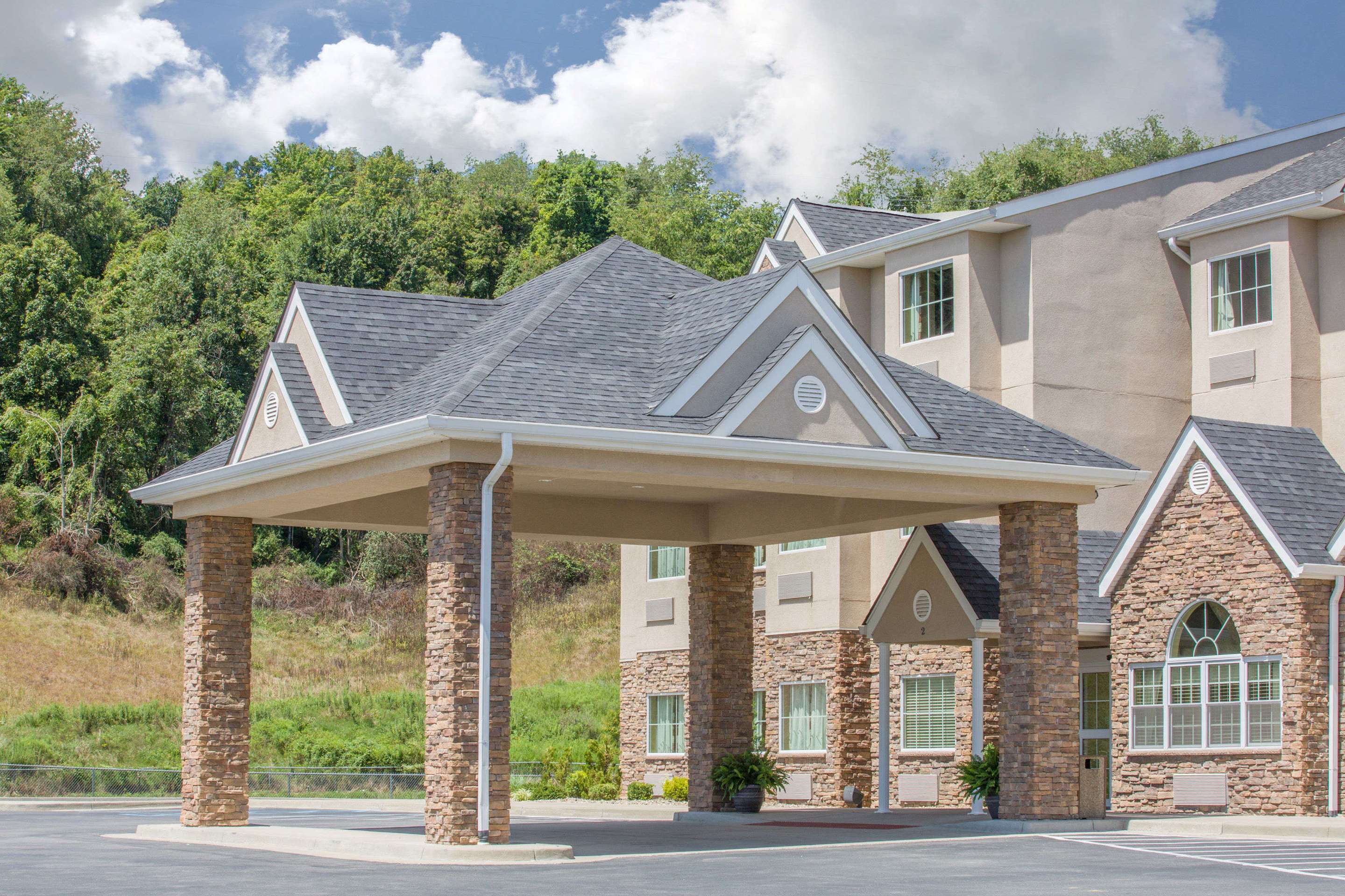 Exterior | SureStay Plus Hotel by Best Western Buckhannon