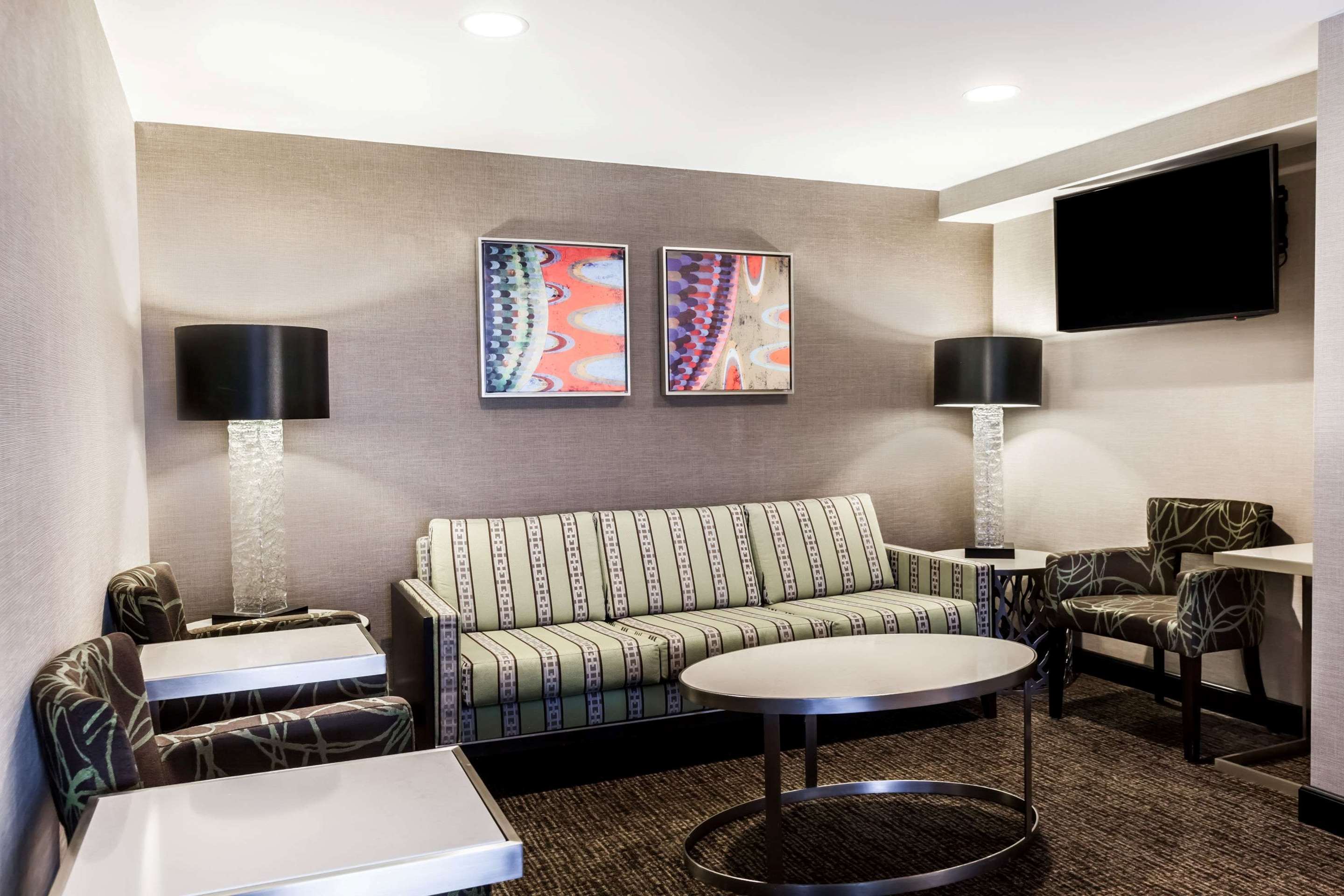 Lounge | Wyndham Pittsburgh University Center