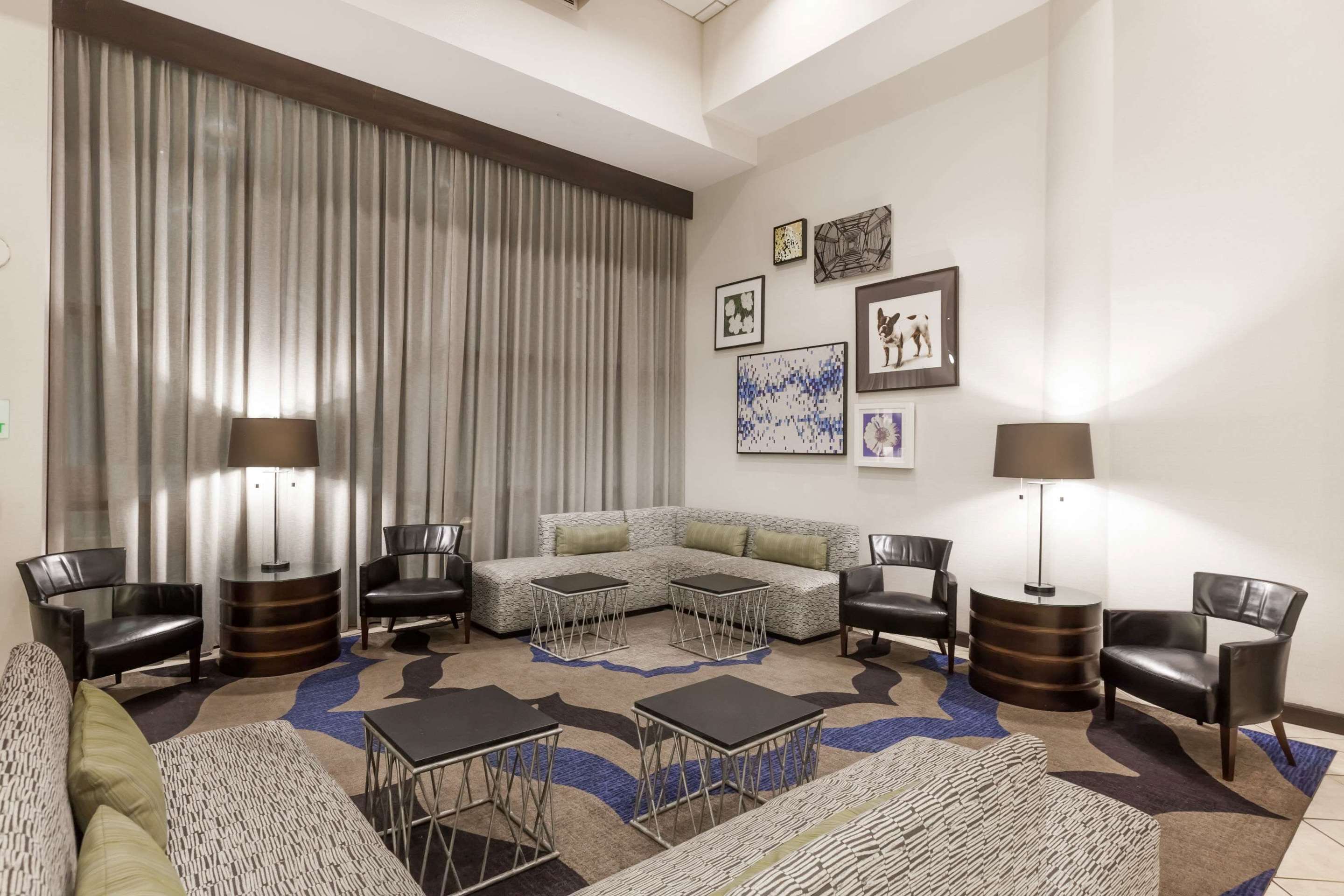 Lobby Seating Area | Wyndham Pittsburgh University Center