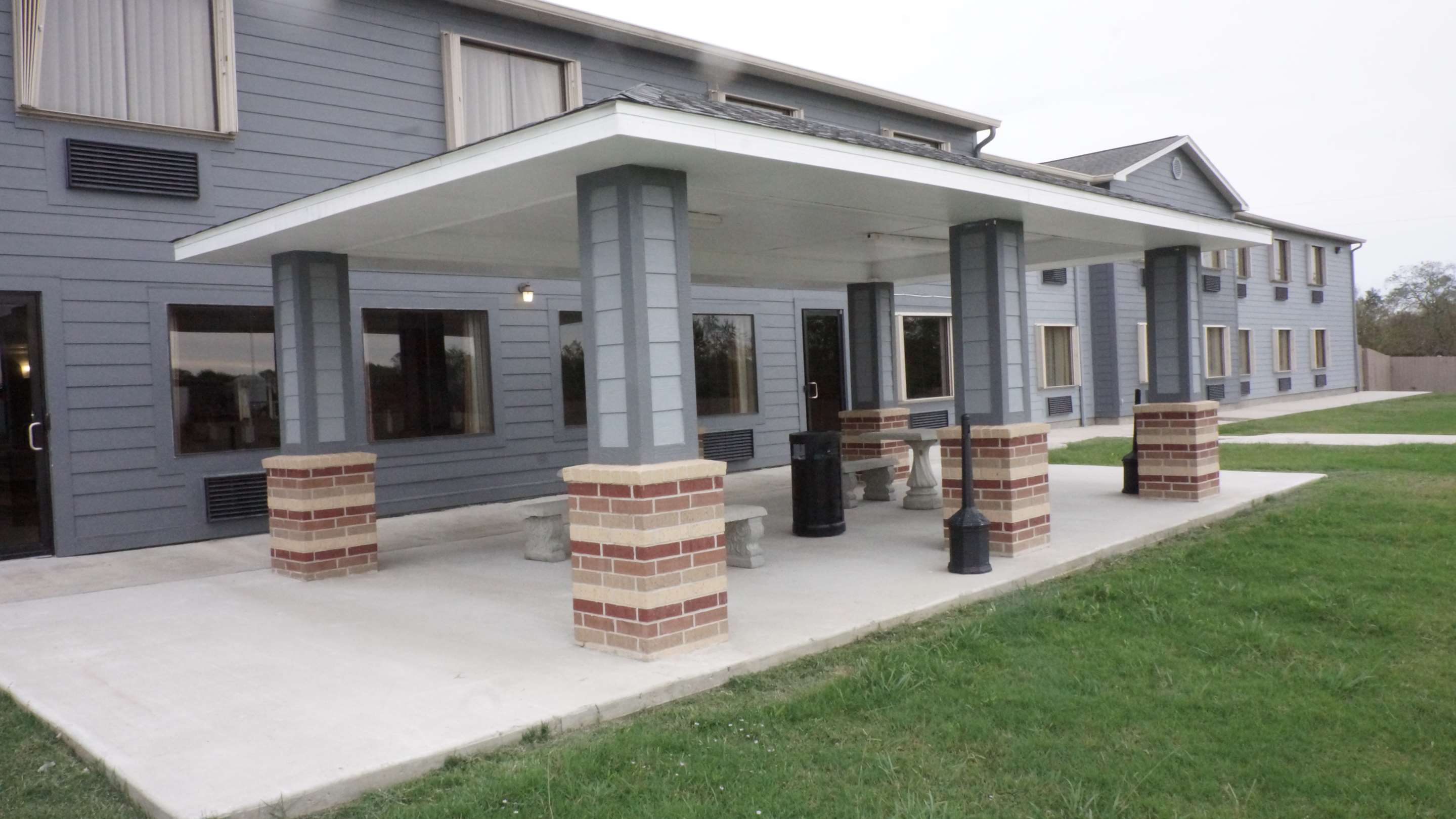 Outdoor Pavilion & BBQ Area