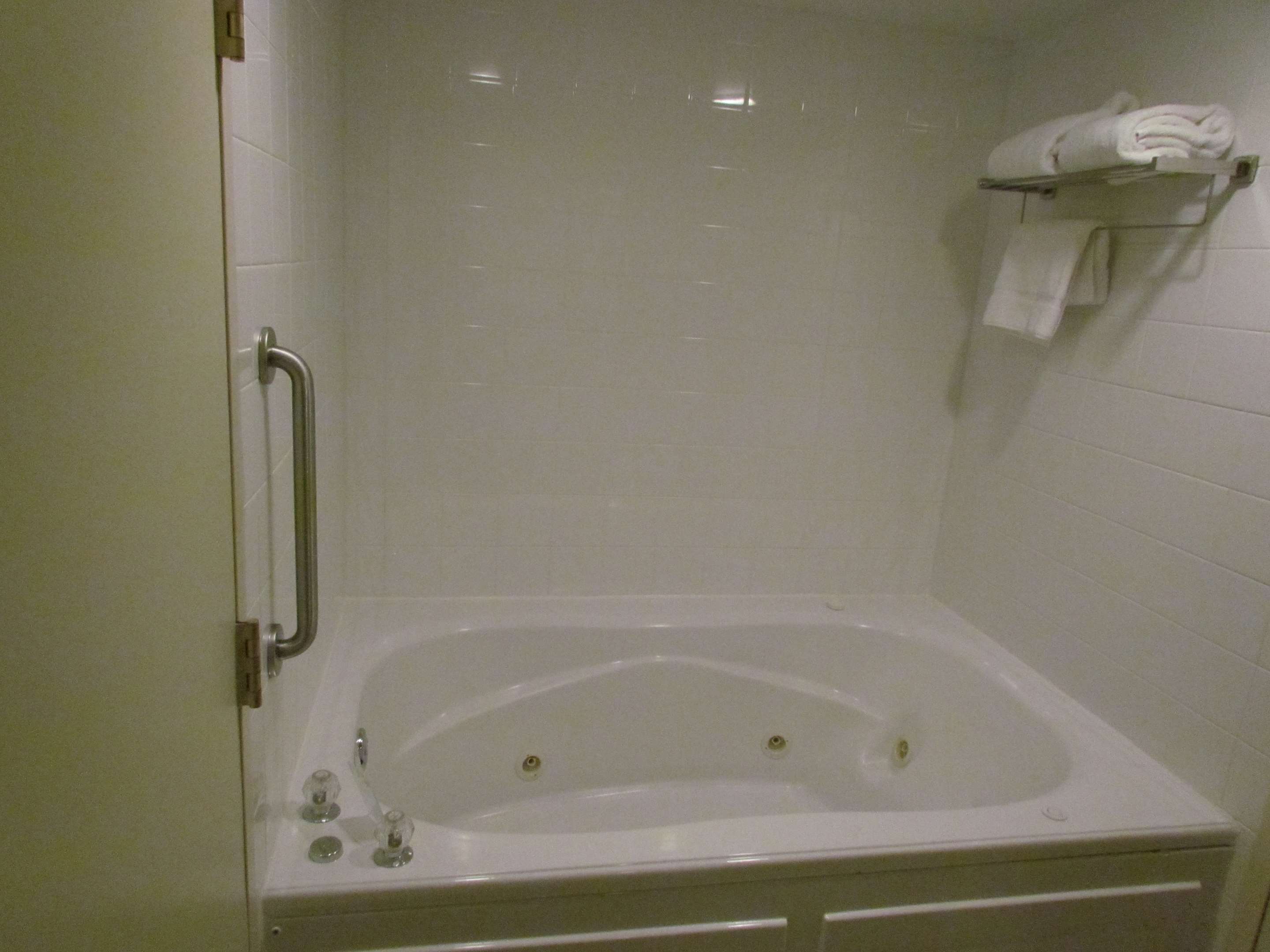 Guest room bath