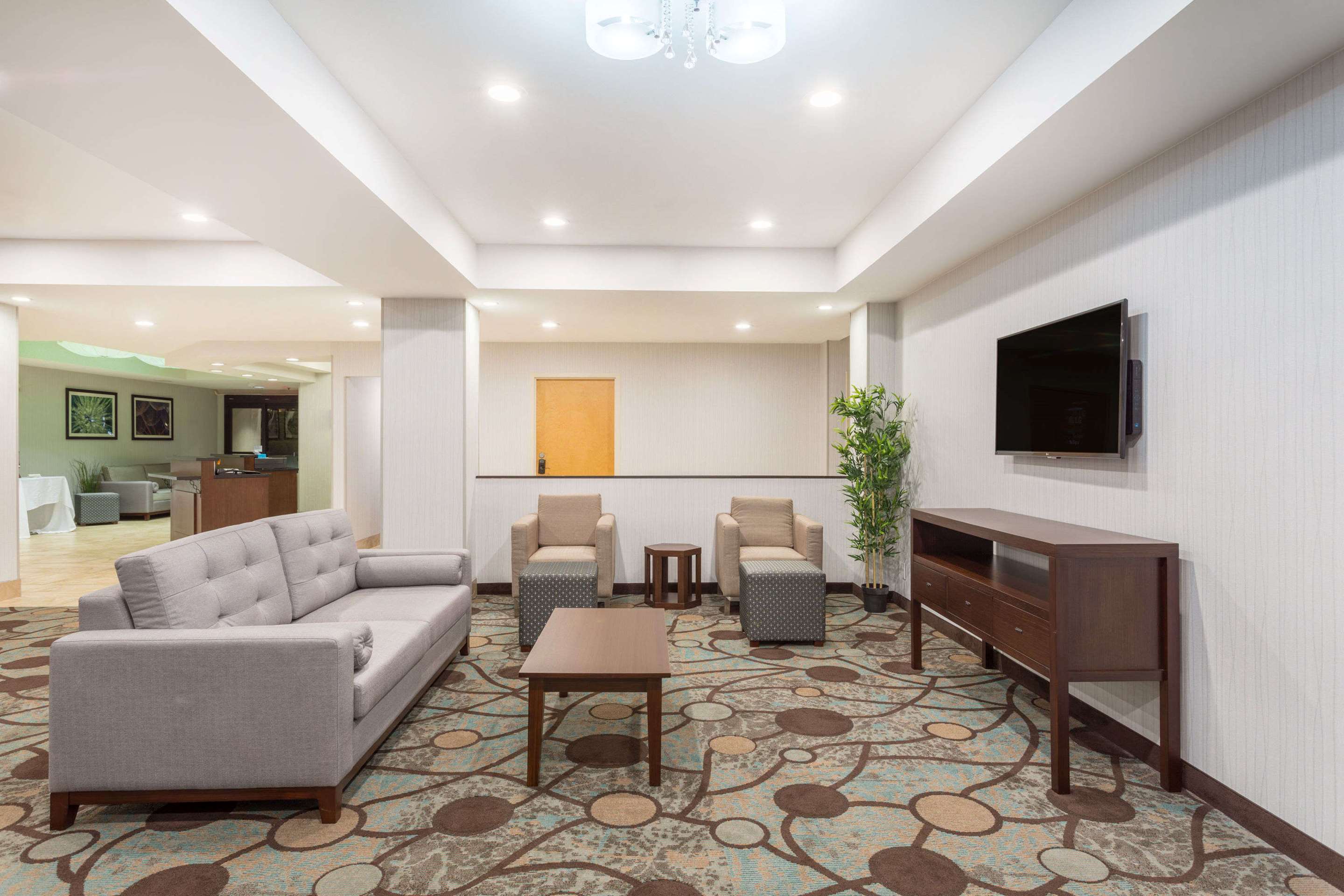 Lobby | Wyndham Garden Greenville Airport