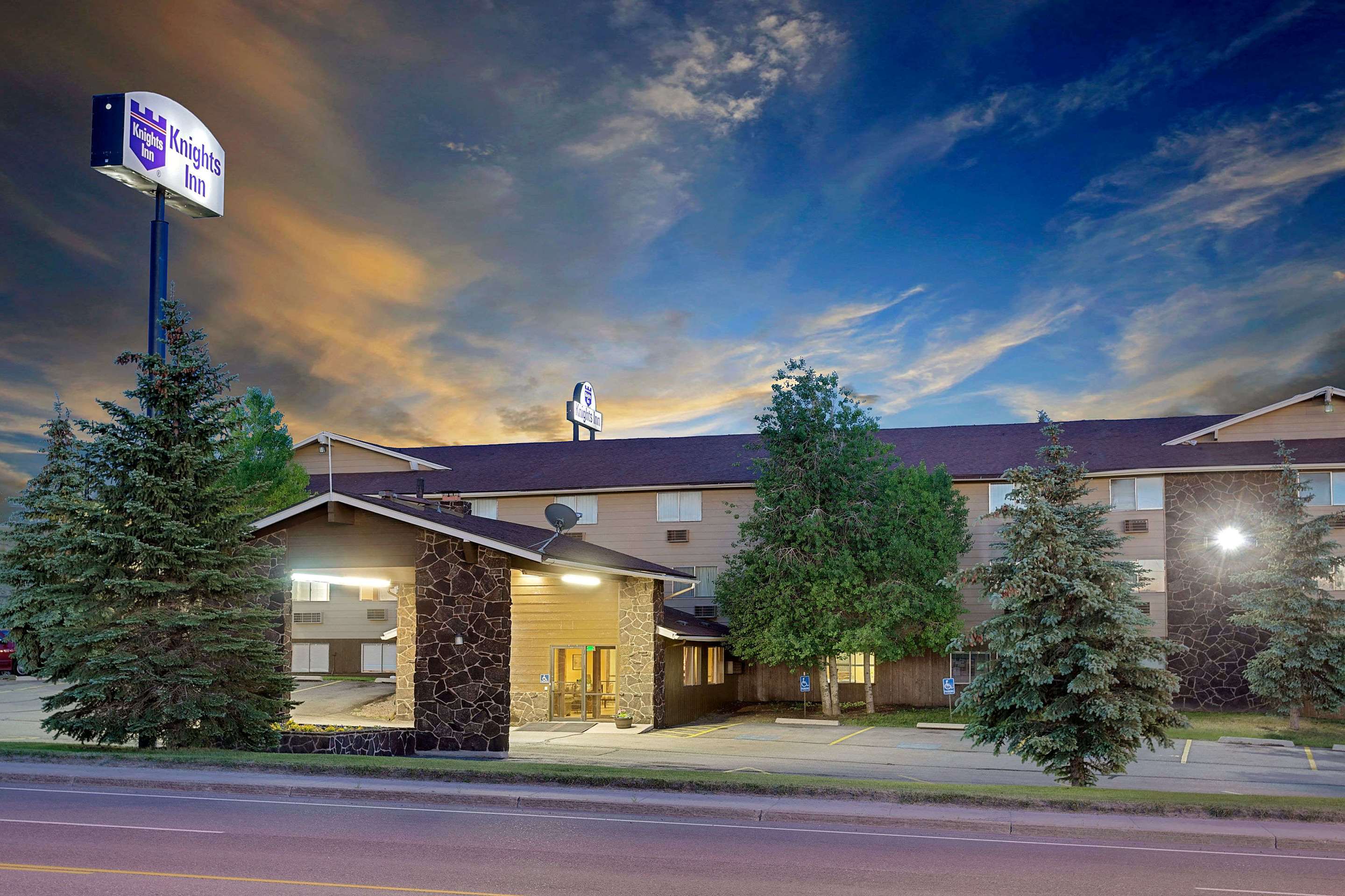 Exterior | Knights Inn Evanston