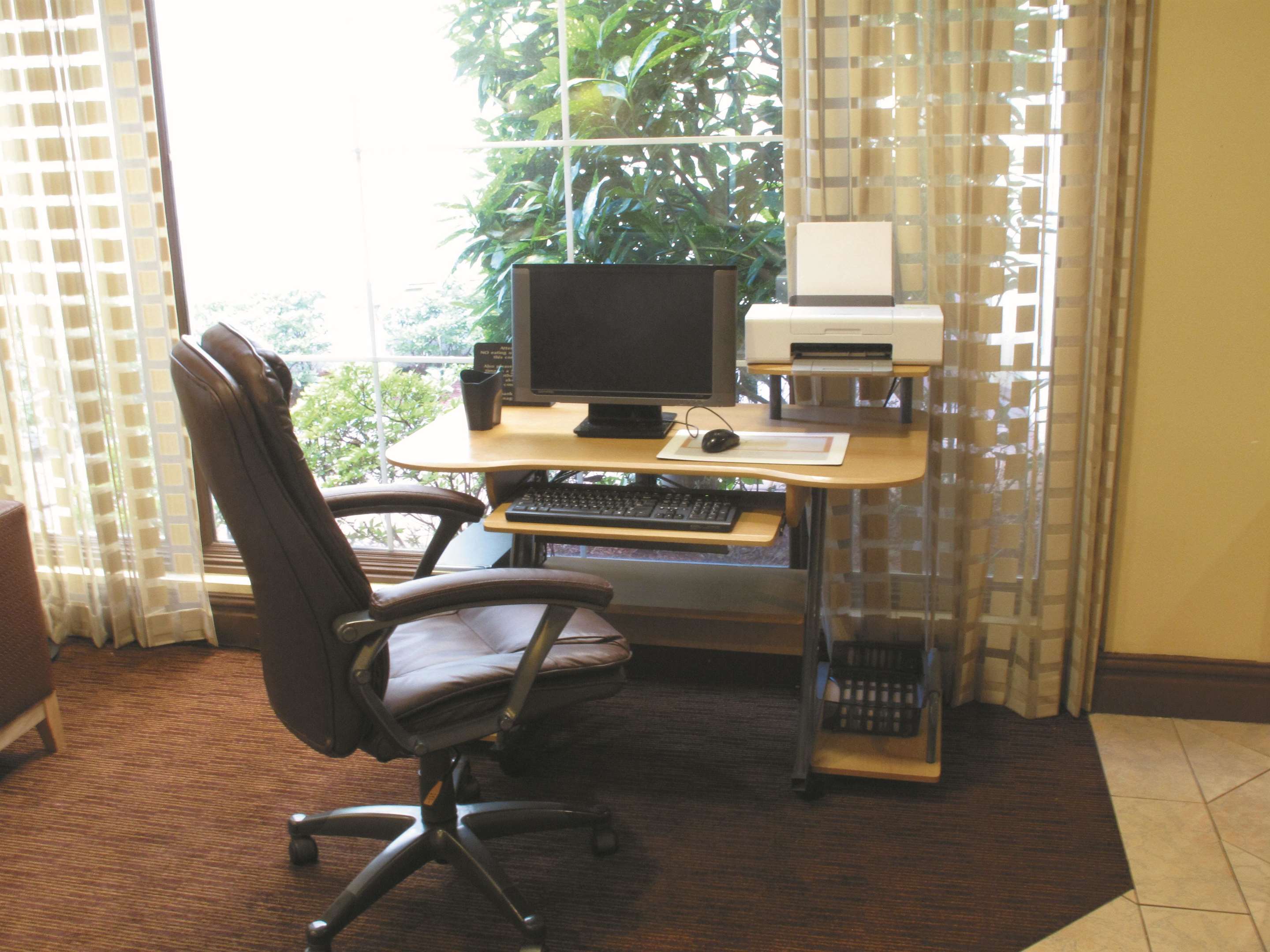 Business Center | La Quinta Inn & Suites by Wyndham Memphis Primacy Parkway